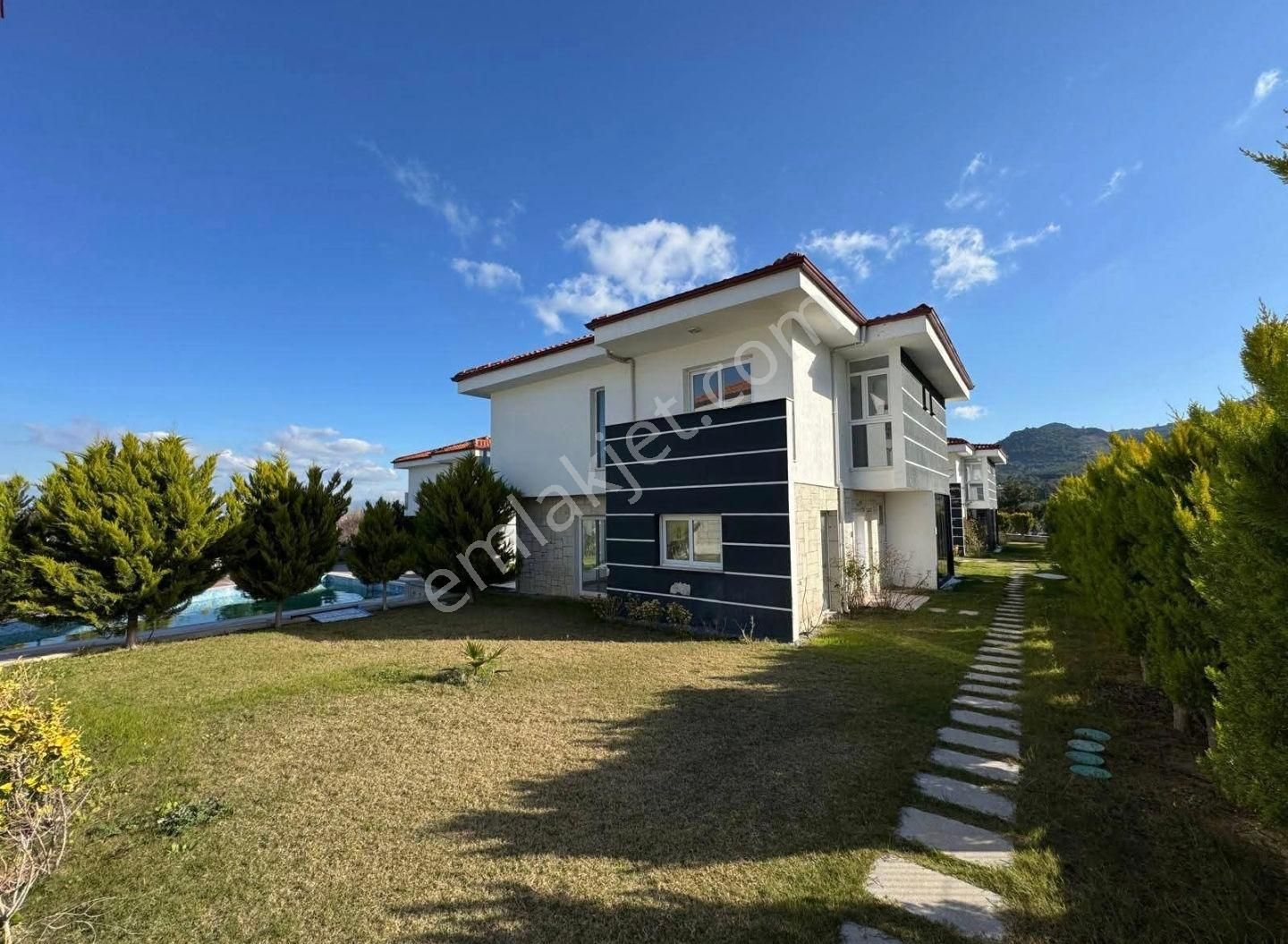 Kuşadası Güzelçamlı'da Havuzlu 3+1 Satılık Yazlık