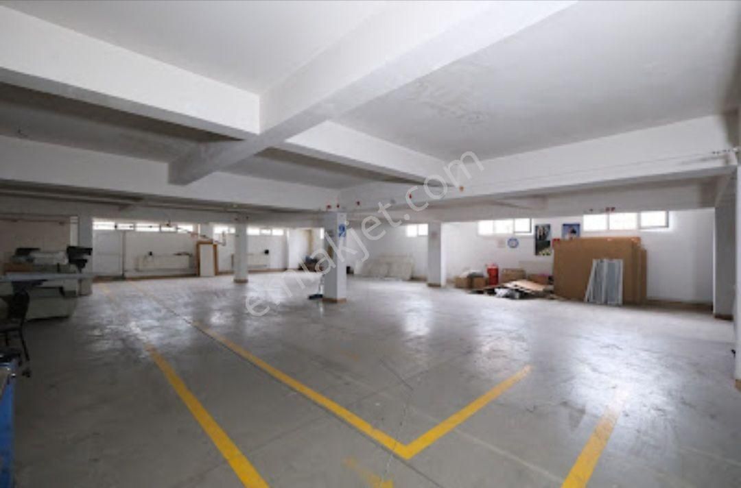 Atalar Minibüs Caddesinde Kiralık Net 650 M2 Atölye - Depo