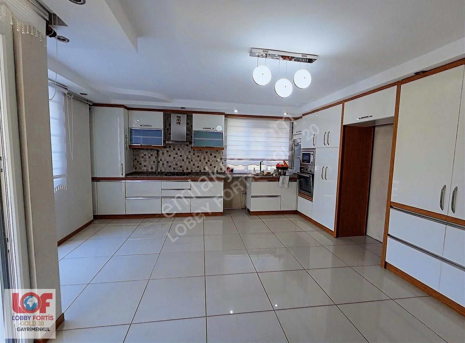Lobby Fortisten Karaman Mahallesin'de Satılık 3,5+1 185 M2 Daire