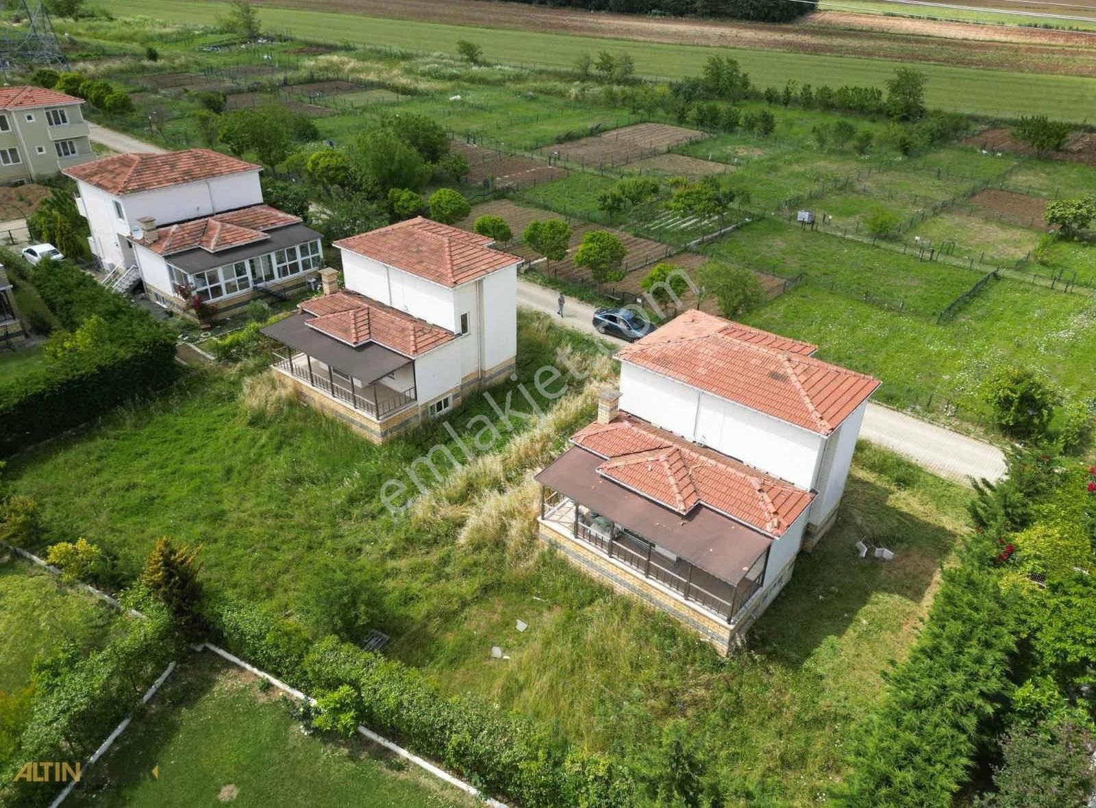 Catalca İzzetin Ceylankent Sitesinde Bagımsız Mustakıl Villa
