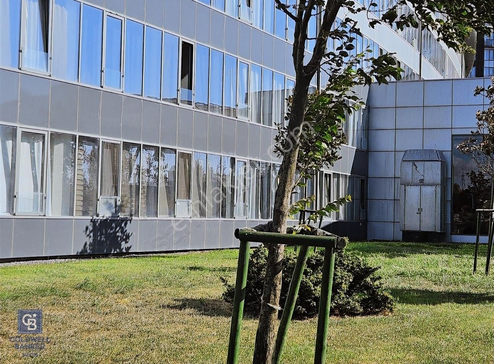 Bahçeşehir Akbatı Kozapark Sedef Blok'da Satılık 1+1 Bahçe Katı