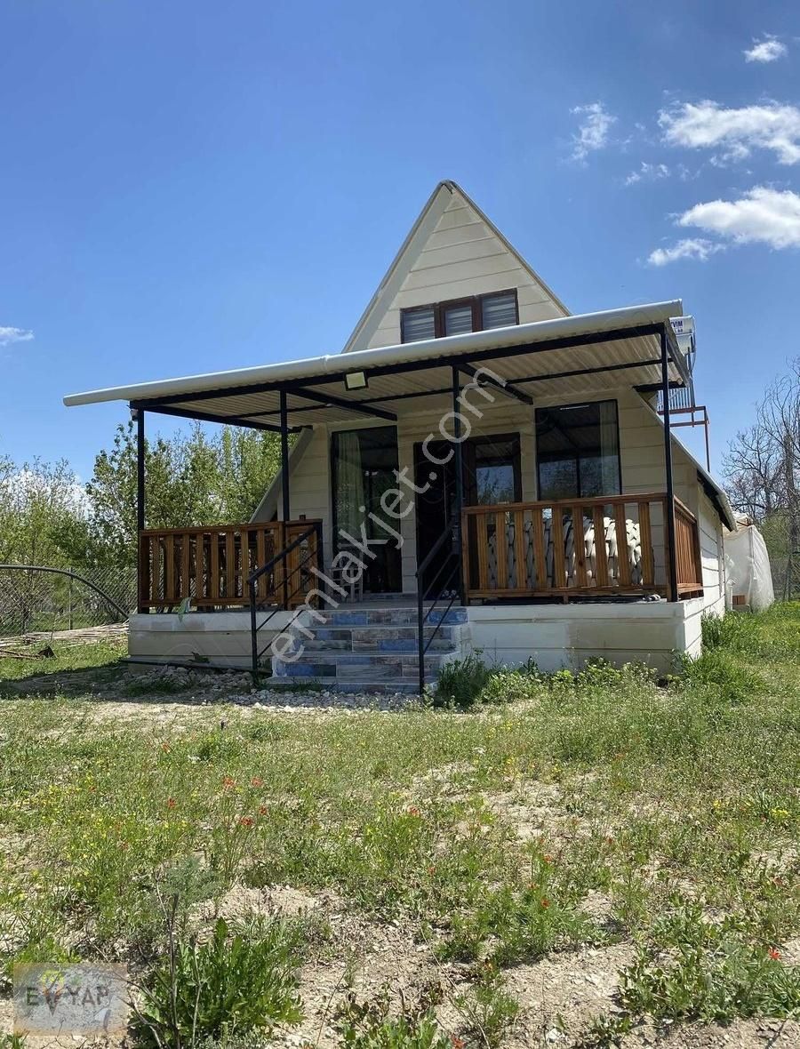 Korkuteli Yeşilyayla'da Yola Cephe Oturuma Hazır Evi İle