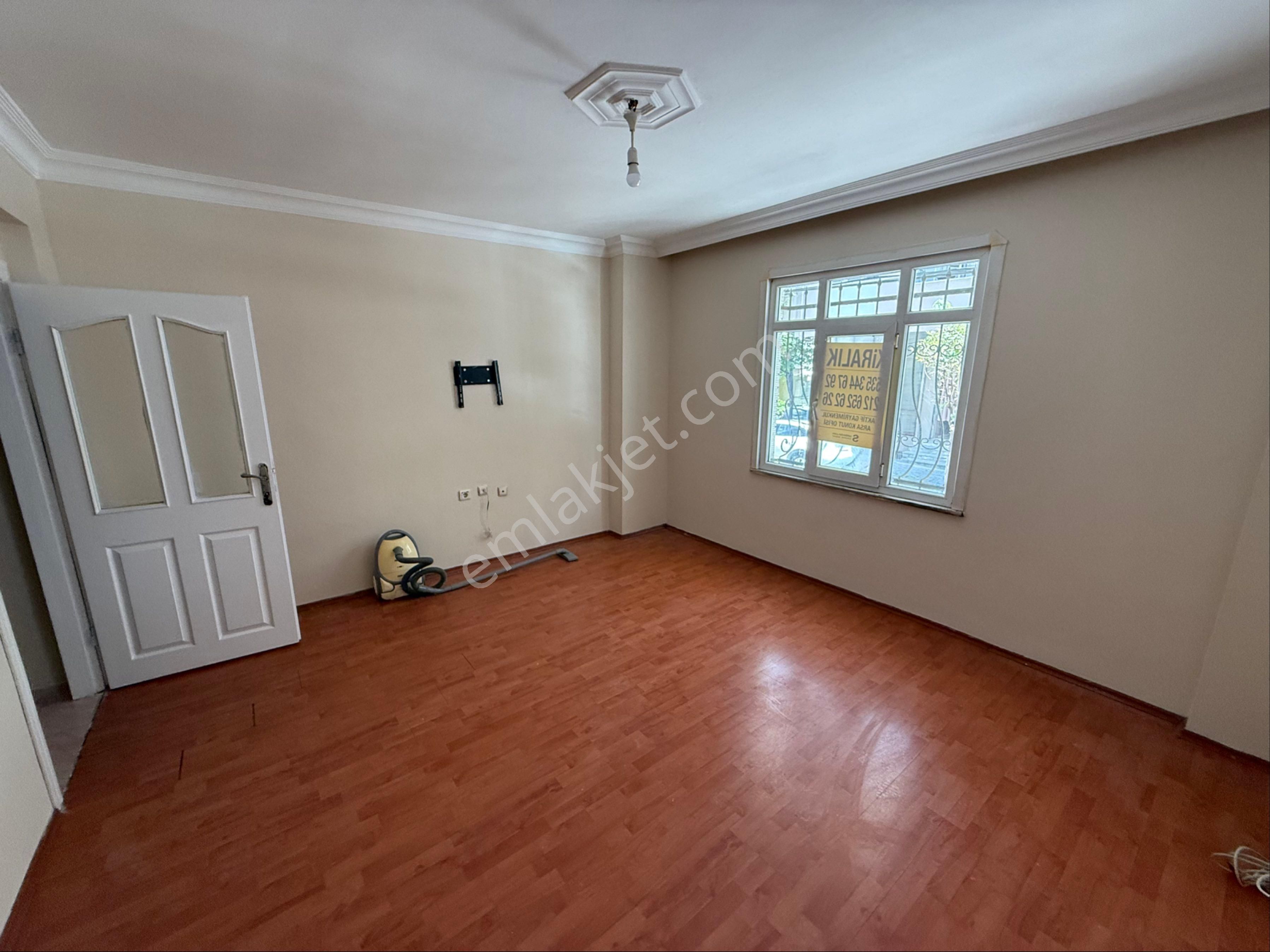 Şirinevlerde 3+1 Boyalı Badanalı 20 Yıllık Kiralık Daire