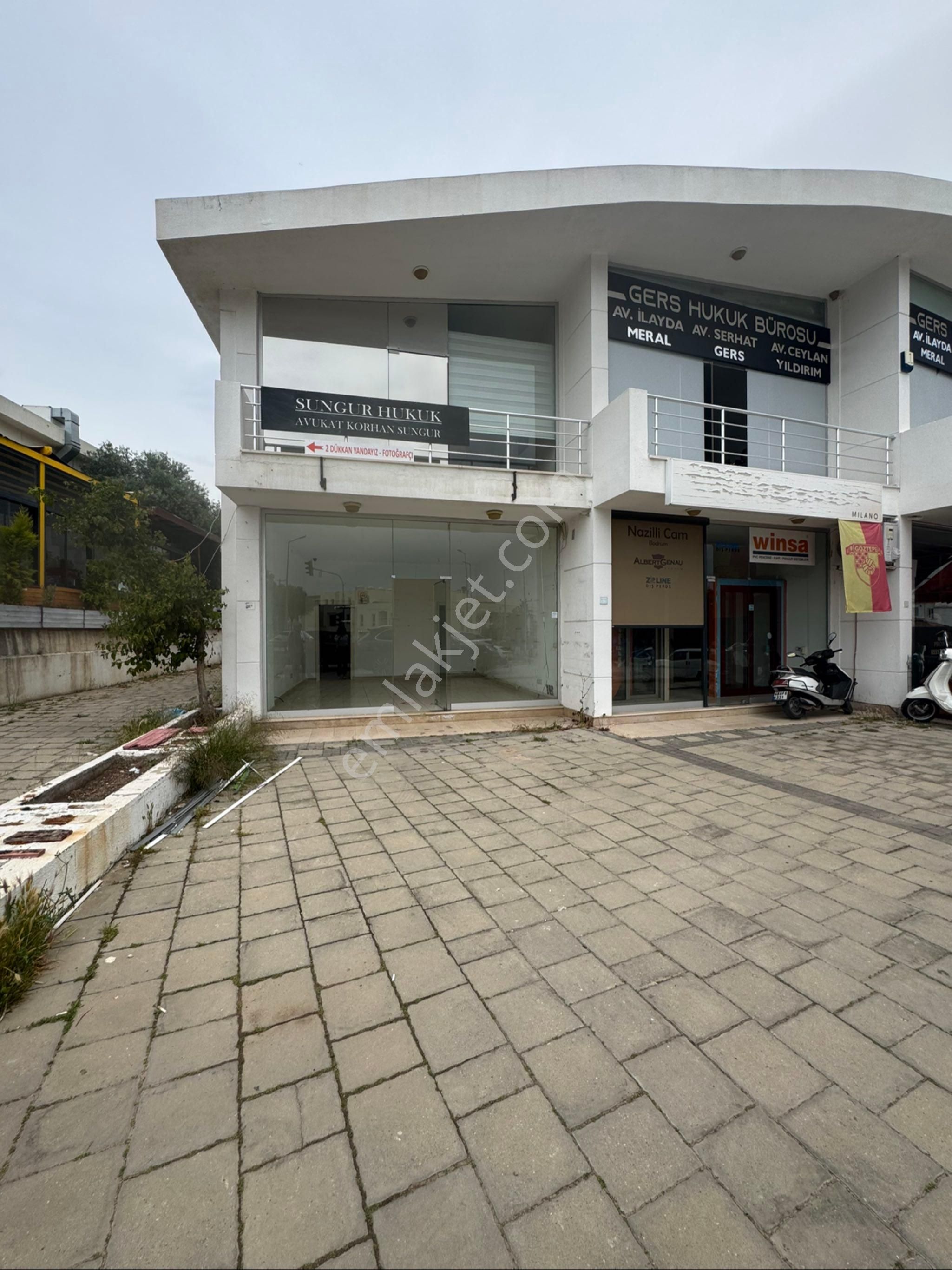 Bodrum Bitez’de Yola Cepheli, Tabela Değeri Yüksek, Emsalsiz Kiralık Dükkan!