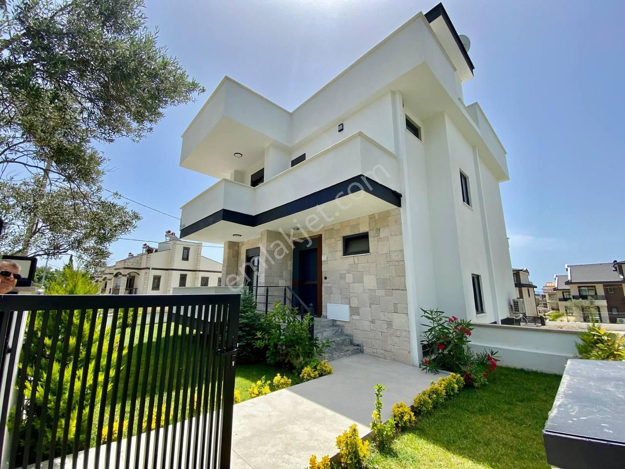✨akçay Ay Emlaktan✨gürede 350 M Arsa İçerisinde Deniz Manzaralı Huzur Bulacağınız Satılık 4+1 Villa