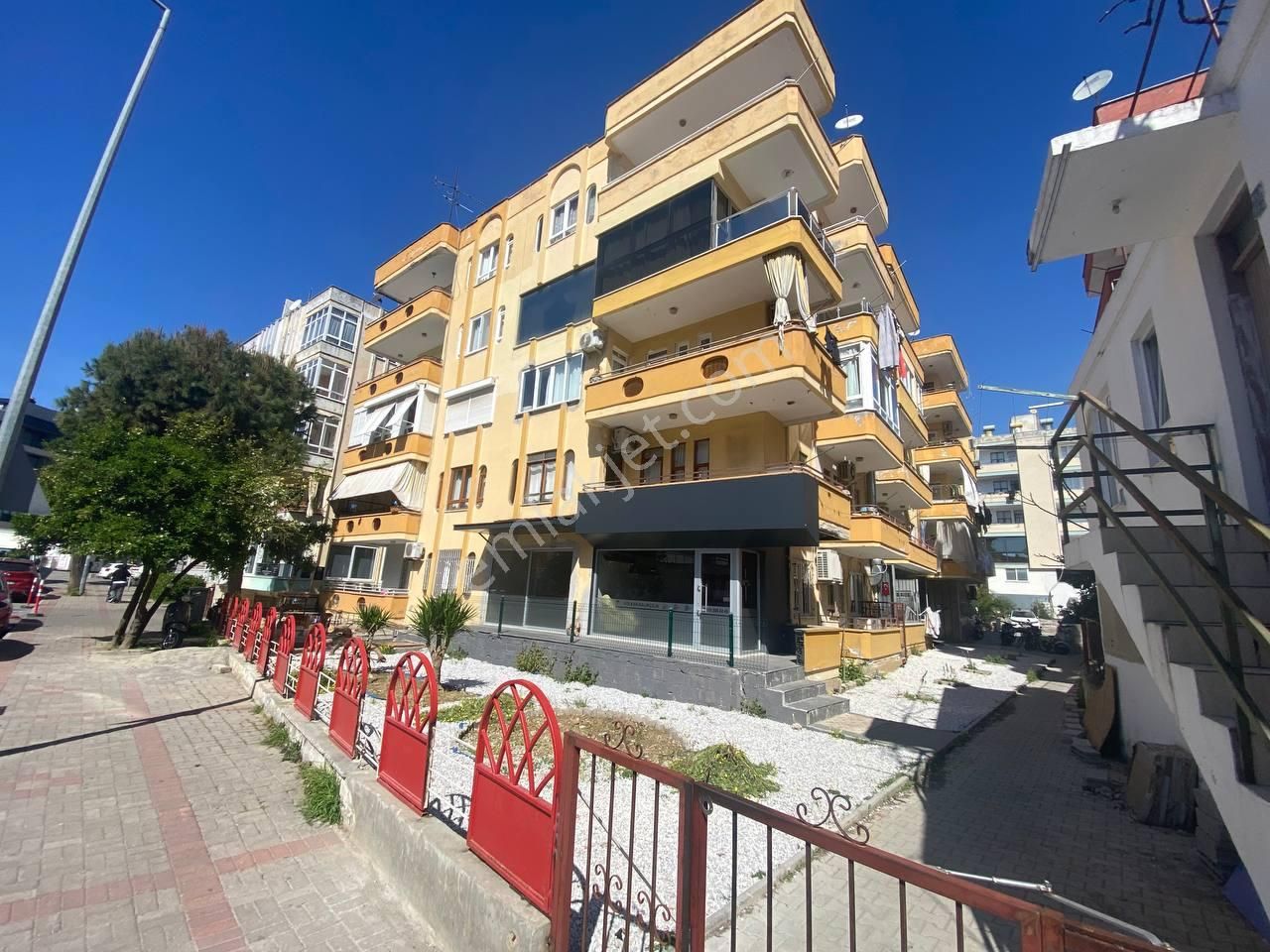 Alanya Merkez'de Denize Yakın 1+1 Ayrı Mutfaklı Eşyalı Kiralık Daire
