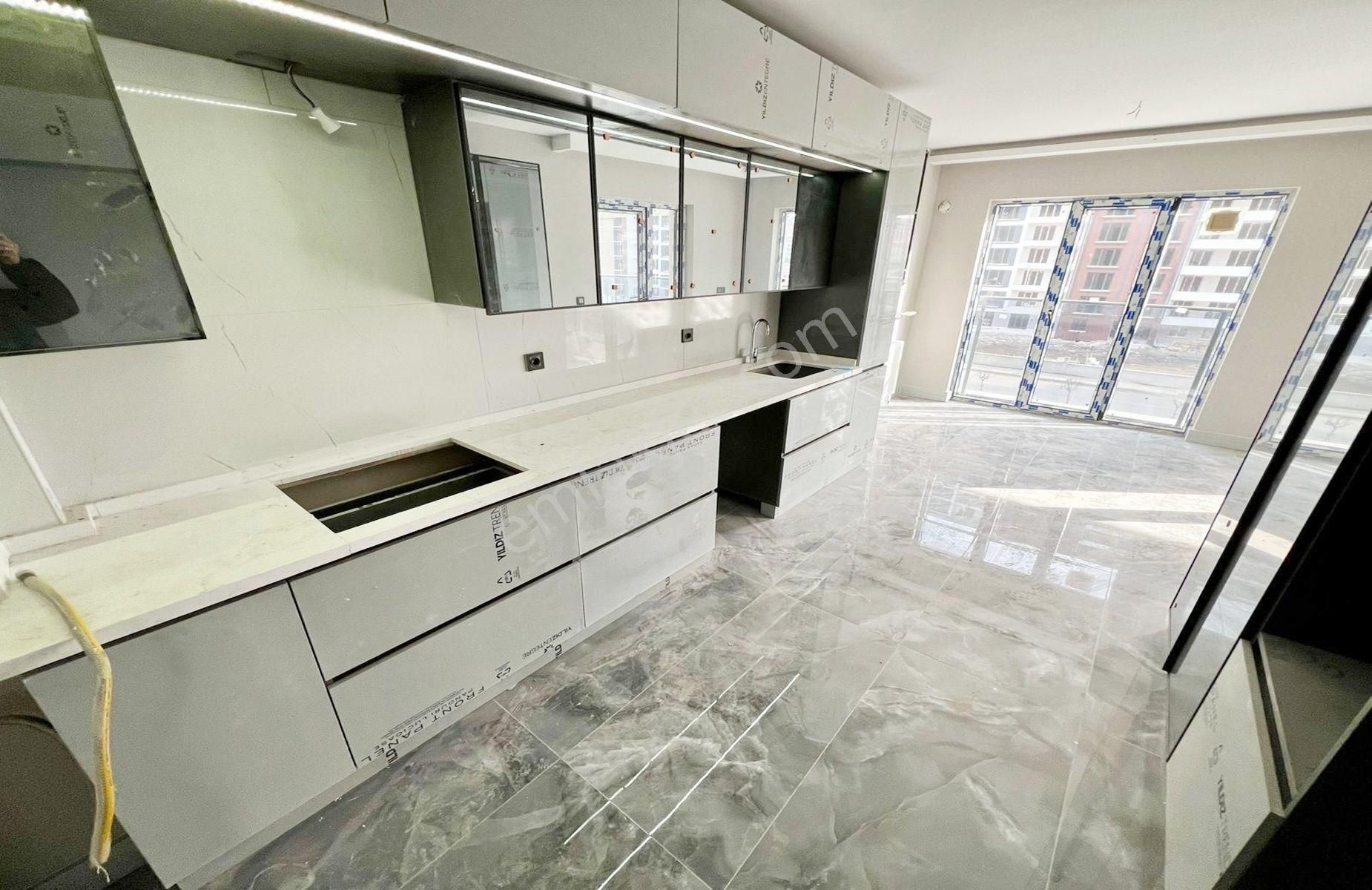 Ovacık Bulvar Merkezde Site İçi Giyinme Odalı Teras Balkonlu 4+1