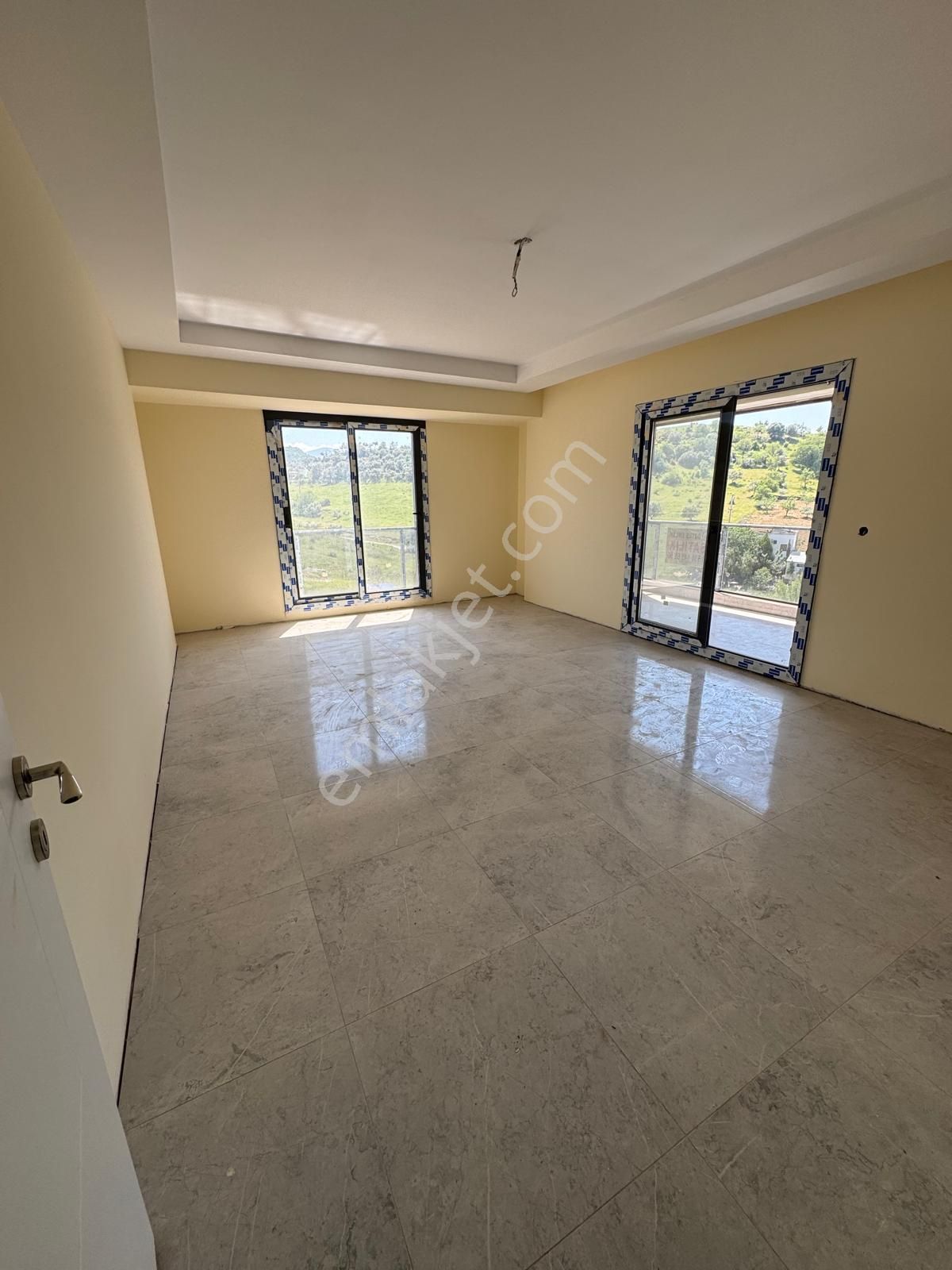 Turgutlu Nurcan Emlak'dan Ergenekon Mh.satılık Site İçinde Arakat Daire