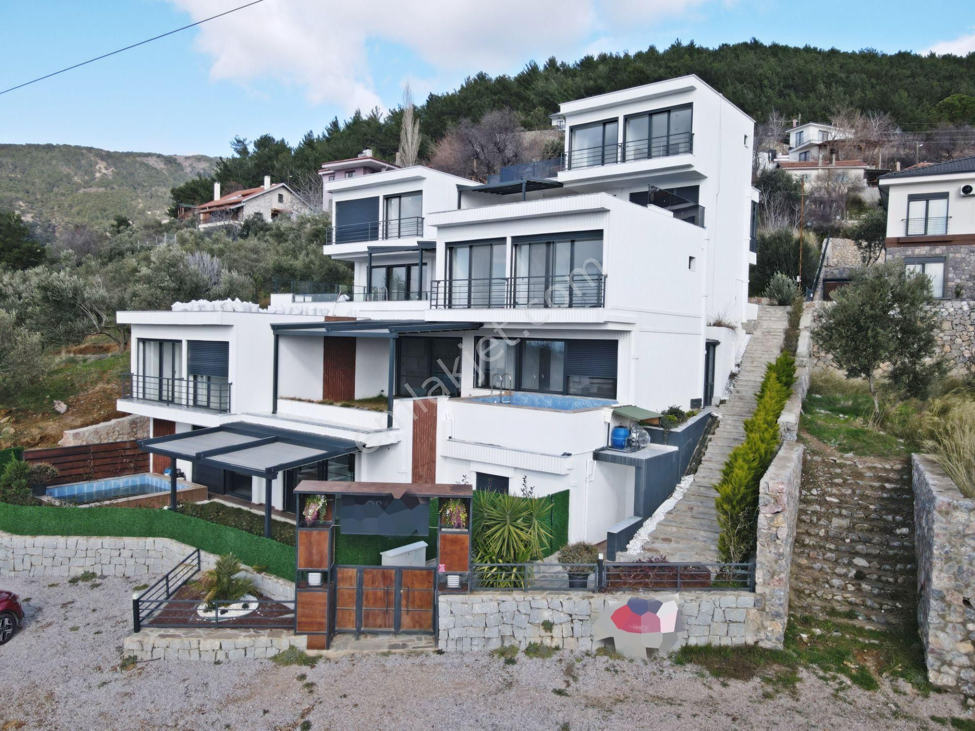 Kazdağın Eteklerinde Muhteşem Deniz Manzaralı Havuzlu 3+1 Villa