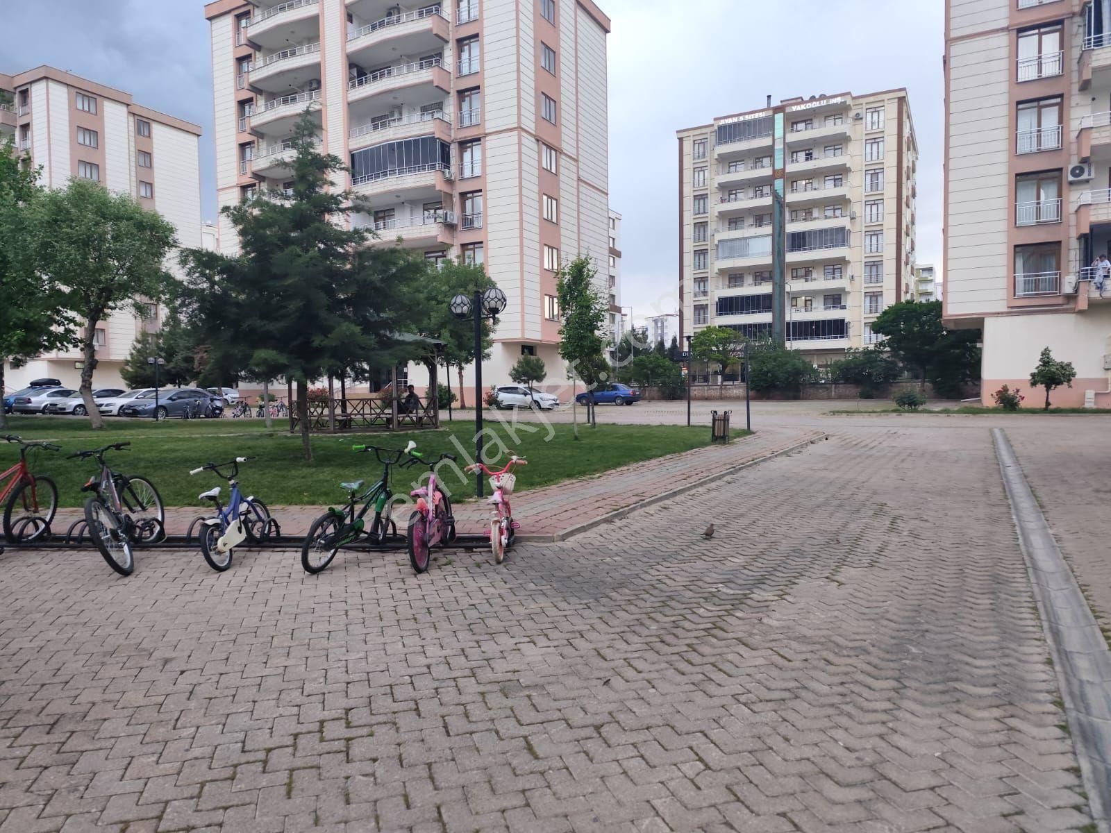 Bagcilar Muayene İstasyonu Civarı 3+1 Bakımlı Satılık Daire