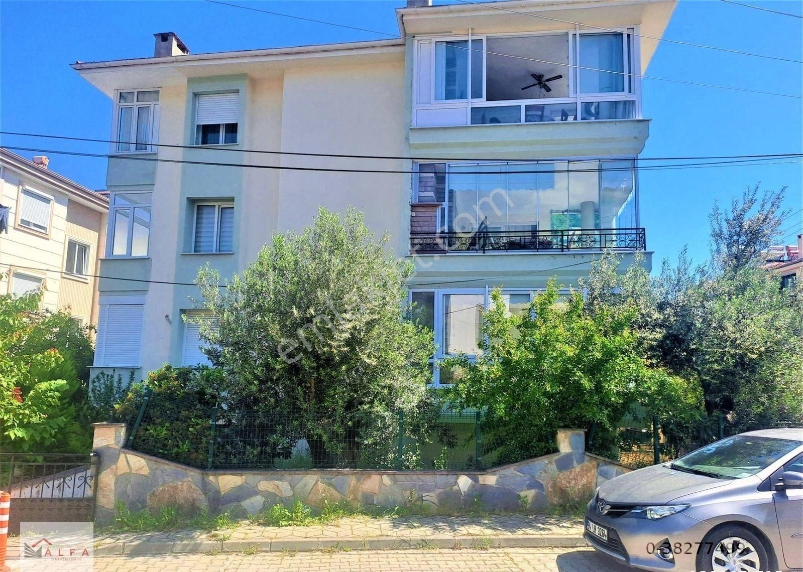 Altınoluk'ta Alfa Gayrimenkul'den Ön Cephe Cam Balkonlu Özel Garajlı 2+1 Daire