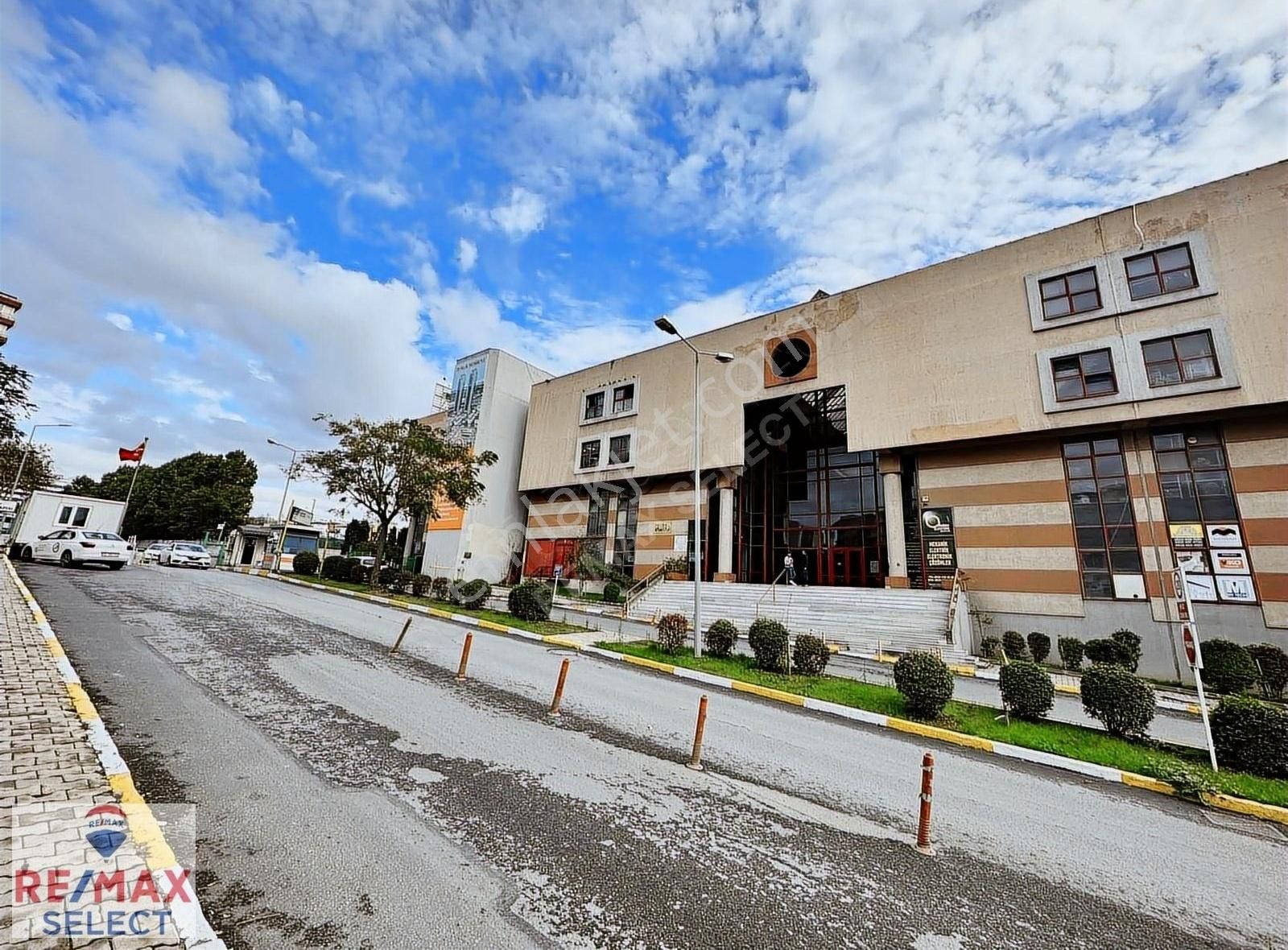 Remax'dan Tekstilkent Ticaret Merkezinde Asansör Yanı 1.kat Boş