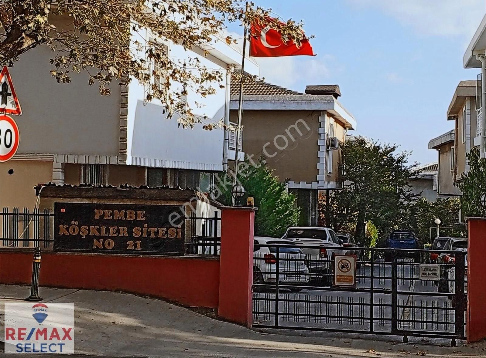Avcılar Denizköşkler'de Denize Sıfır Konumda 4+2 Tripleks Villa