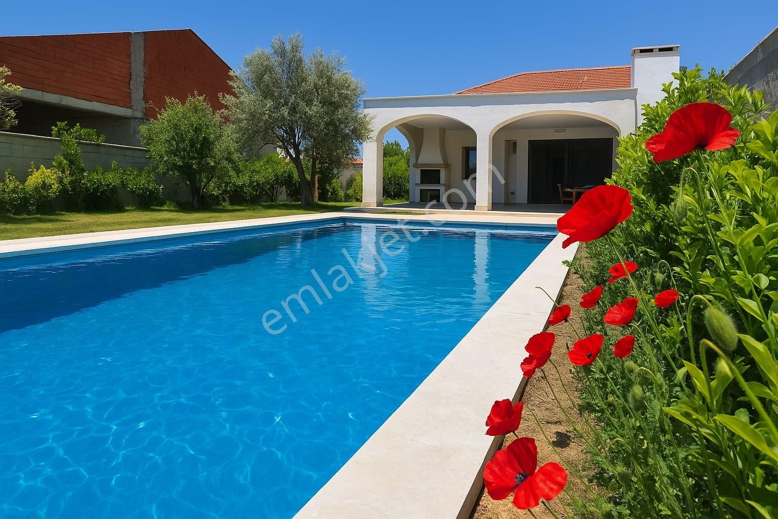 Uzunkuyu'nun Kalbinde, Havuzlu, Müştemilatlı Satılık Lüks Villa