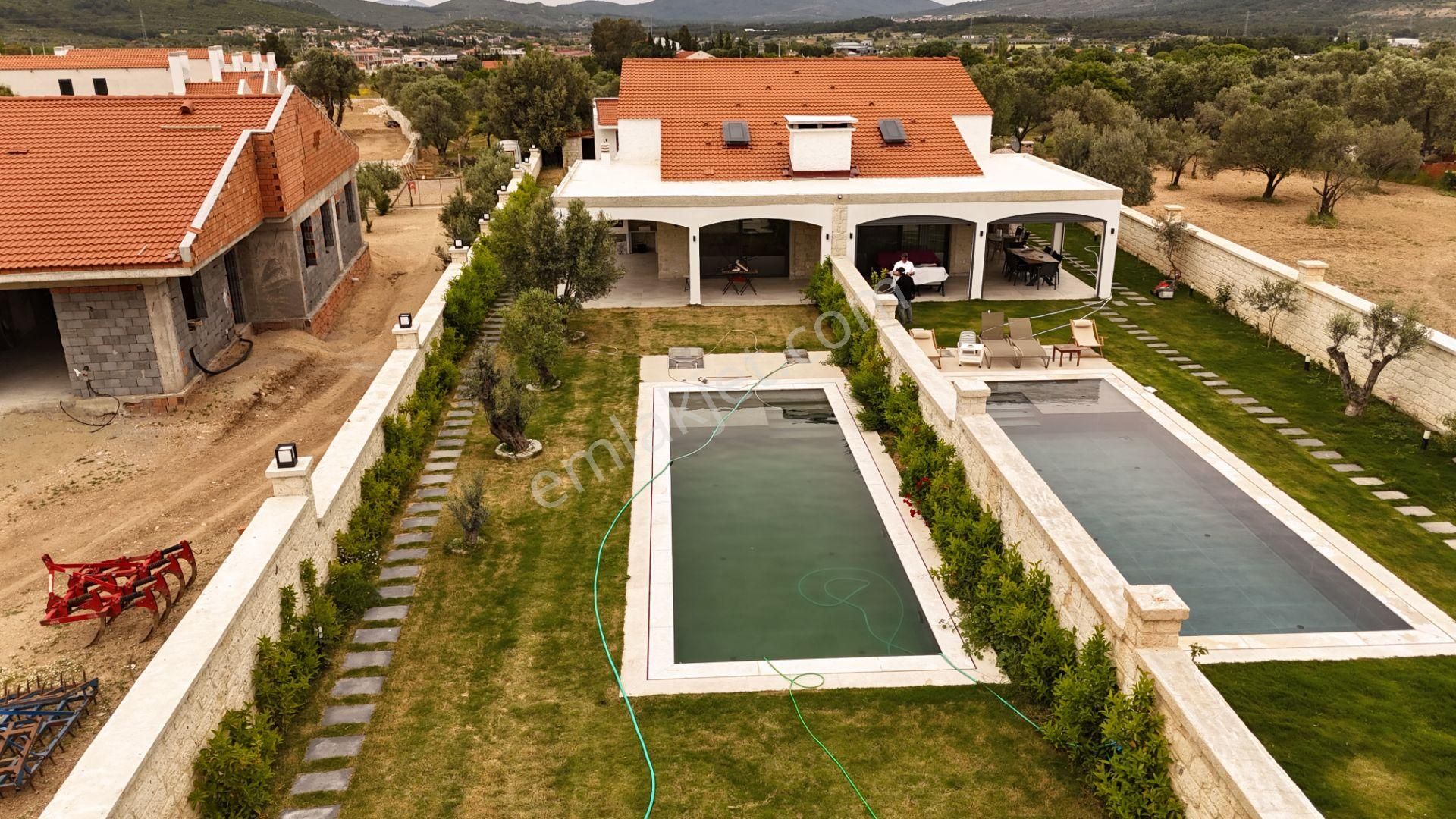 Uzunkuyu'nun Kalbinde, Havuzlu, Müştemilatlı Satılık Lüks Villa