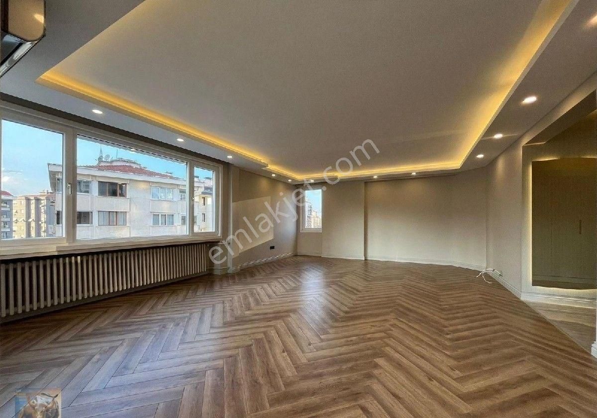 Fenerbahçede Katta Tek 170 M2 Net 2 Ebeveyn Banyolu , 3 Banyolu 4+1 Daire