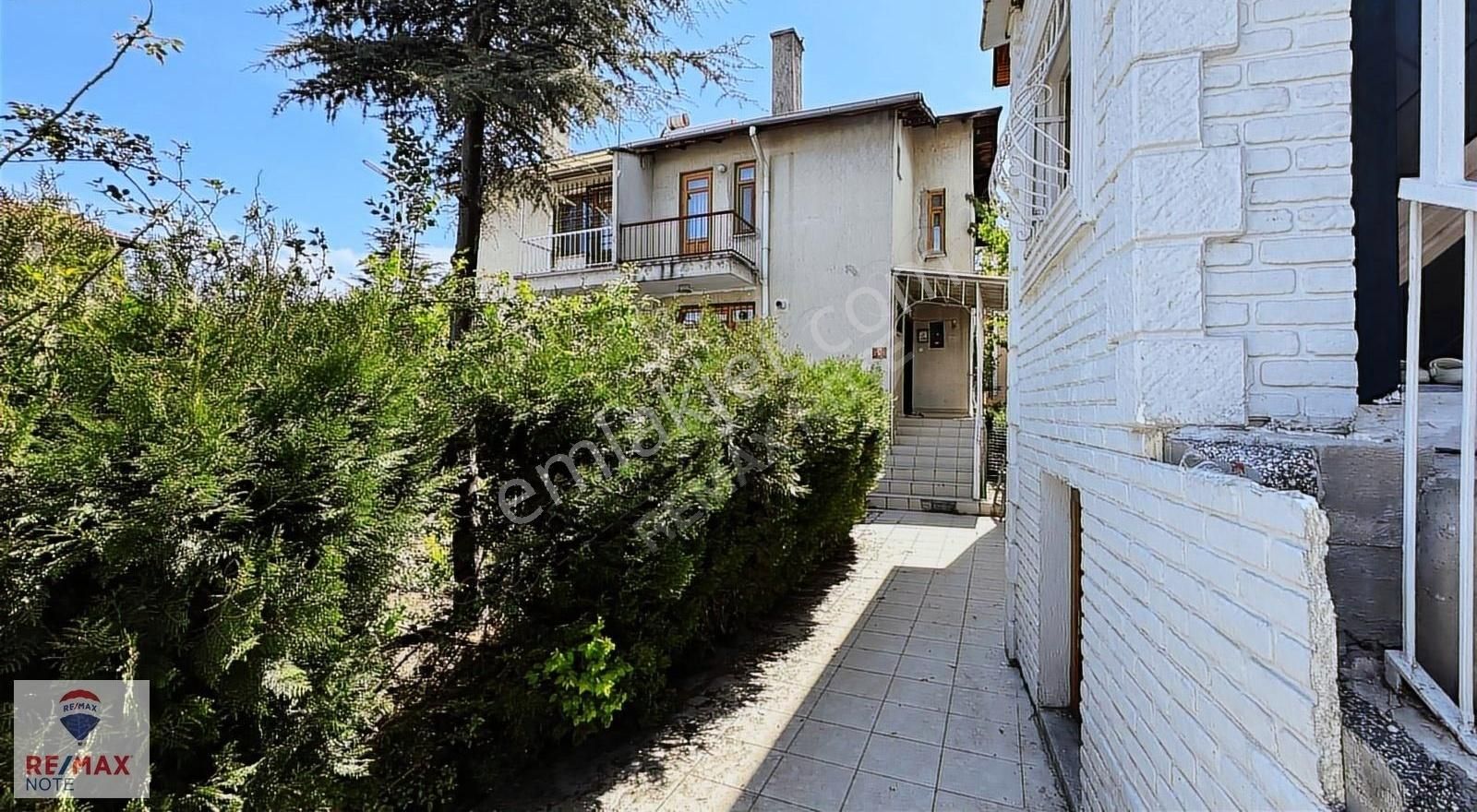 Batıkent Güven Başarı Sitesinde Satılık Müstakil Tripleks