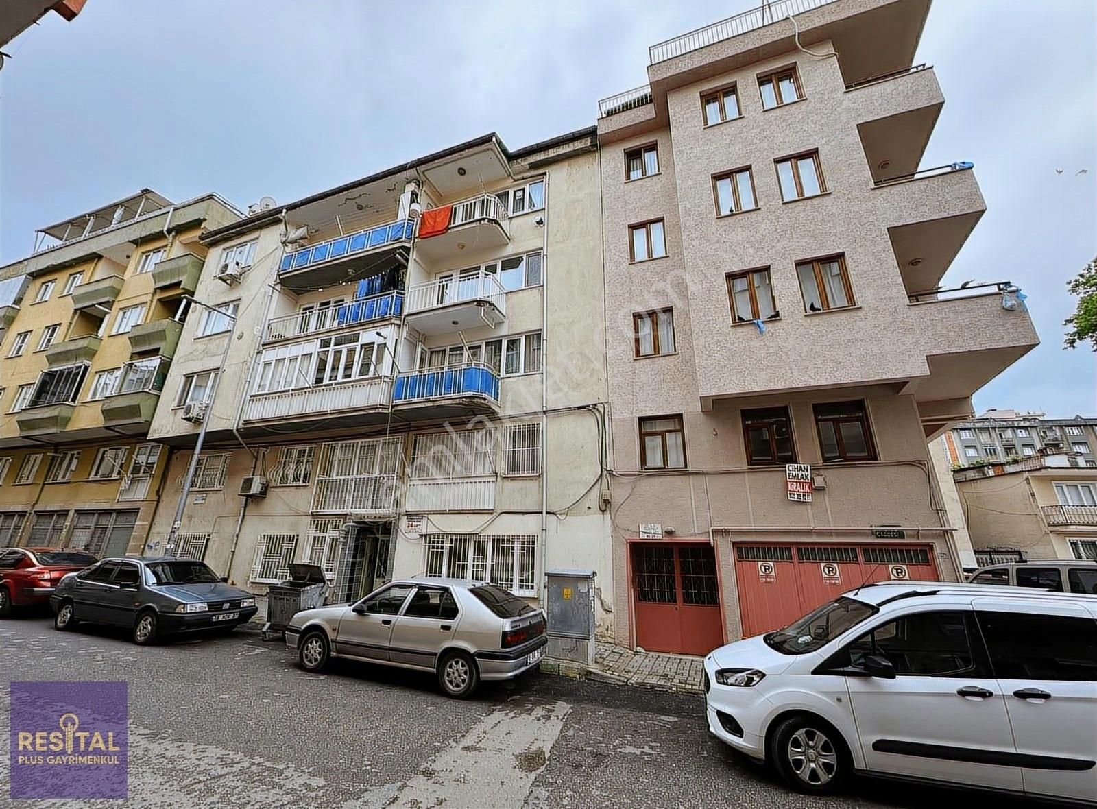 Barutluk Cad. Üzerinde İçi Dekorasyonlu Satılık 2+1 Arakat Daire