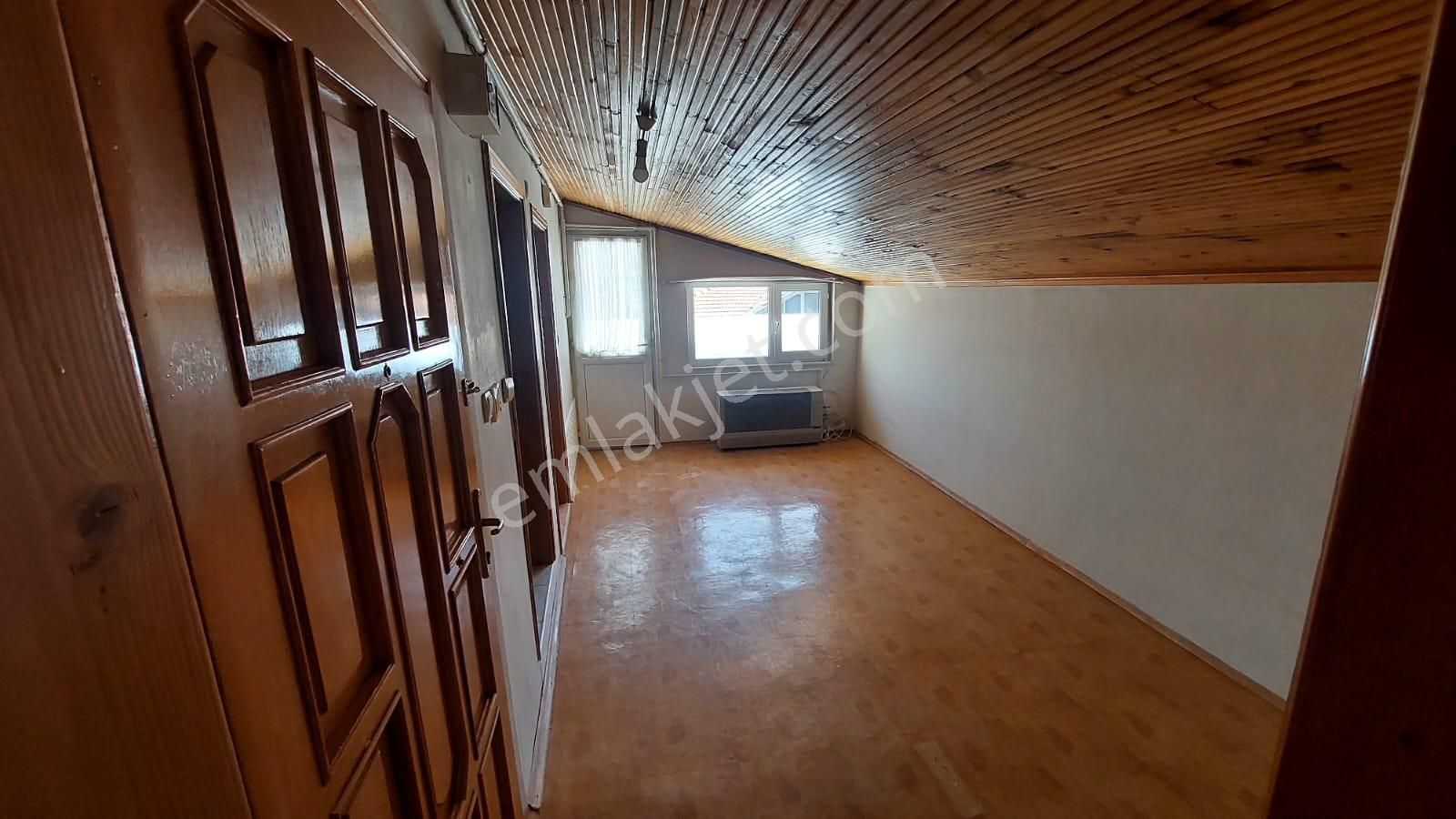 İçerenköyde Nuri Cerit Camii Civarında Kiralık 1+1 Çatı Katı