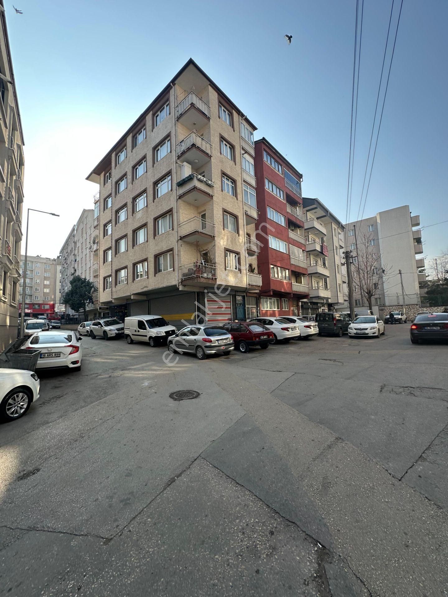 Metroya Yakın 3 Cepheli 4 Balkonlu Asansörlü Satılık 3+1 Daire