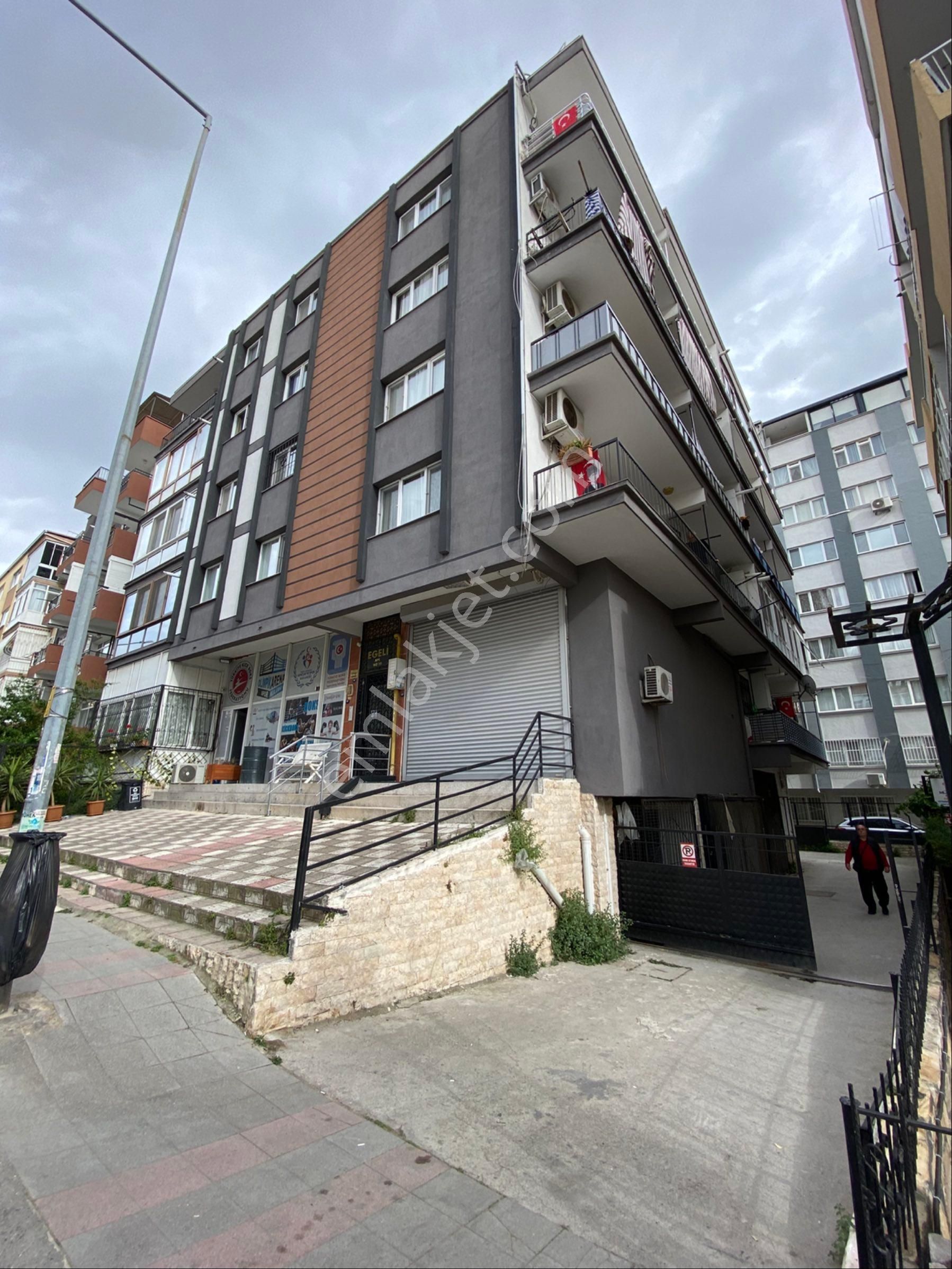 Metro Yakınında Lüks Dekorlu Arakat Köşe Daire 3+1 125m2