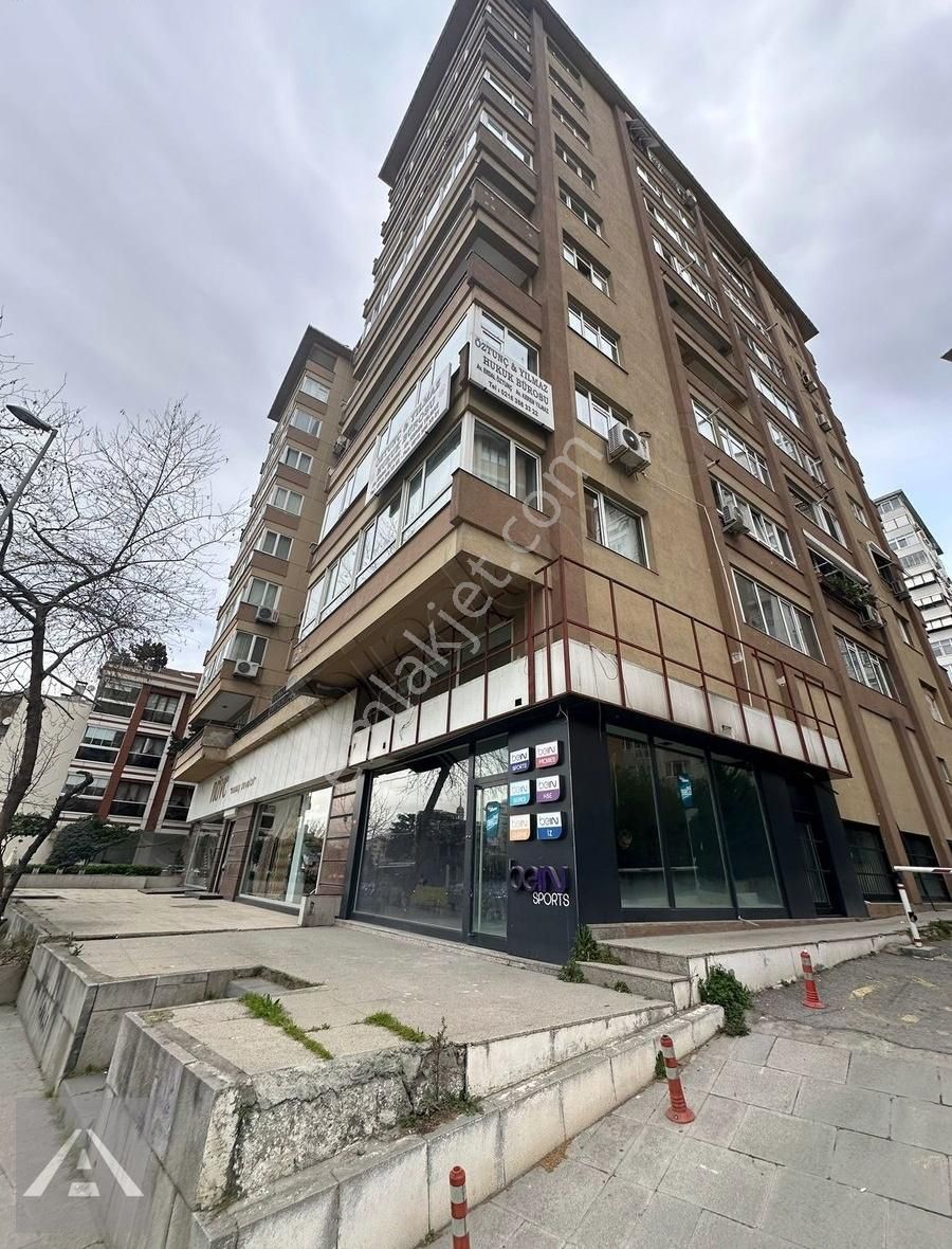 Sahrayıceditte 300m2 Geniş Arsası Olan Cephesi Uzun Boş Dükkan