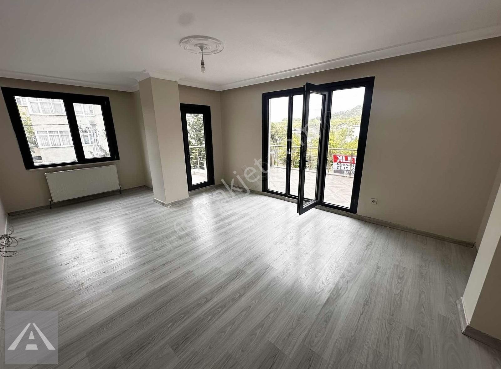 Tek Yetkili Zümrütevlerde Ayrımutfaklı Geniş Teraslı 2+1 Fırsatı