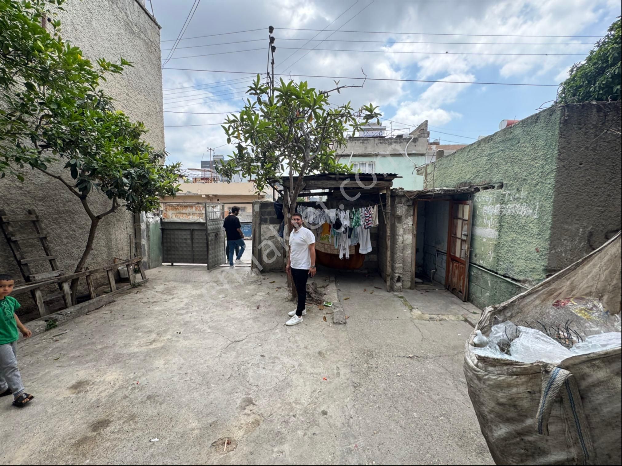Denizli Mahallesinde Ana Cadde Yakını 2 Katlı Müstakil Ev