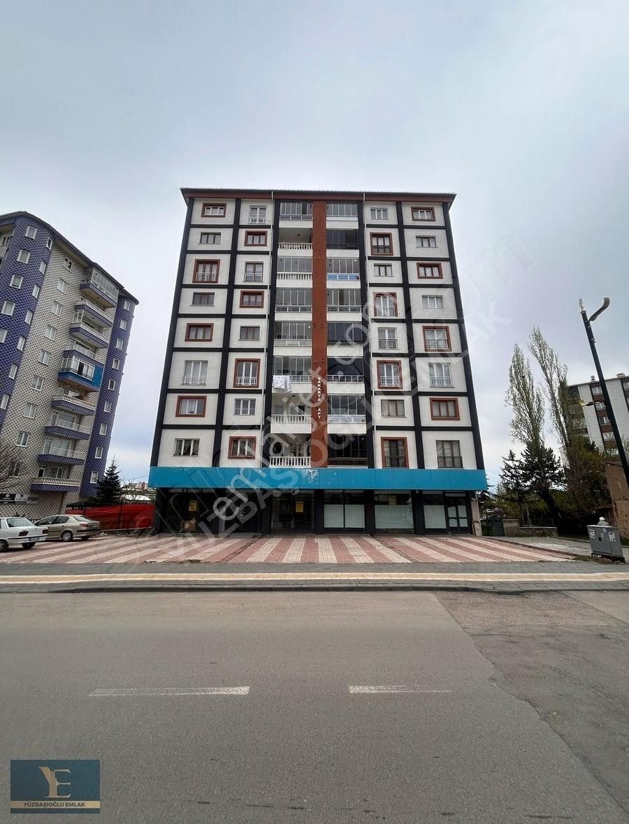 Yüzbaşıoğlu Emlak'tan İstiklal Caddesinde Kiralık Büyük Dükkan