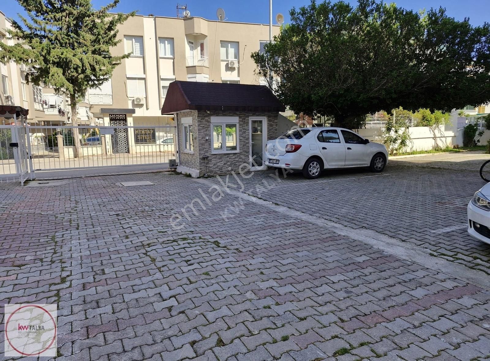 Muratpaşa Güzeloba Mahallesi'nde Havuzlu Sitede 4+1 Ters Dubleks