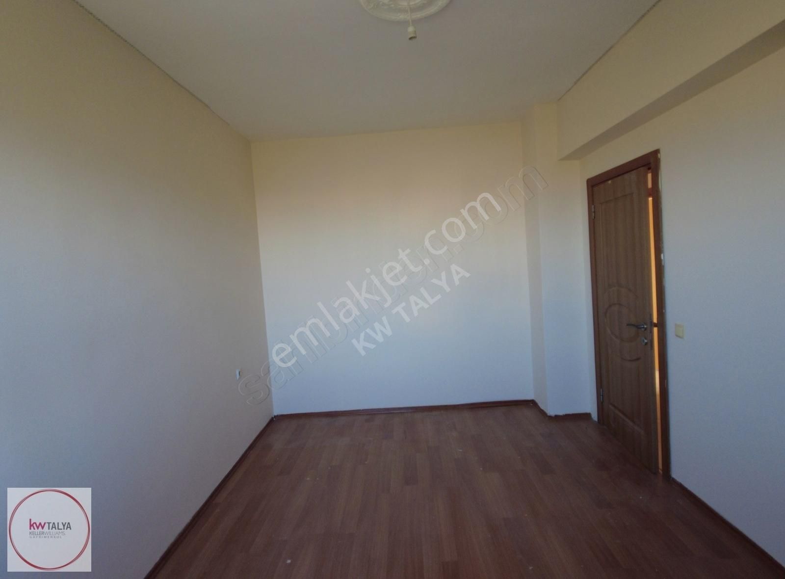 Altıntaş'ta Yücedal Sitesinde Havuzlu Ara Kattat 3+1 Daire