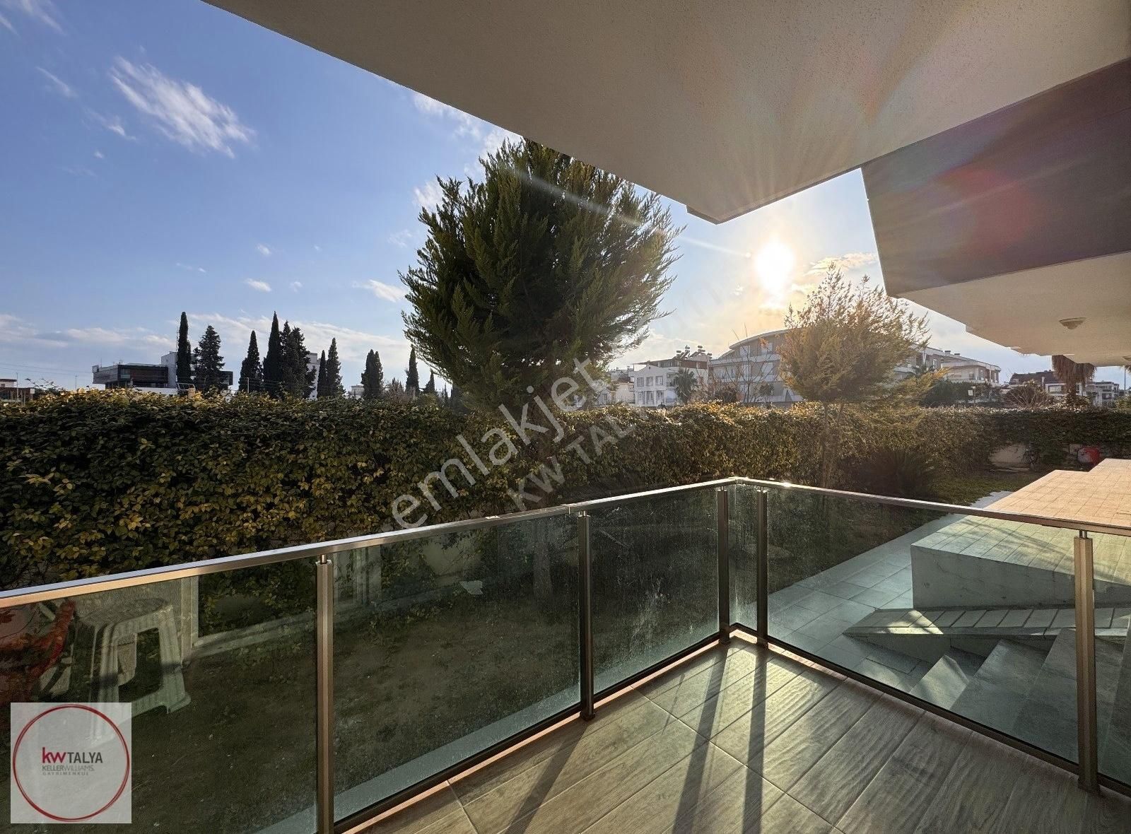 Raufdenktaş Caddesine Yakın, Eşyalı, Havuzlu Sitede 1+1 Kiralık