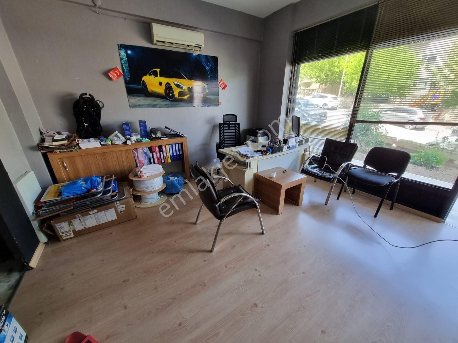 Ataşehir İçerenköy Topçu Caddesinde 30m2 Satılık Dükkan