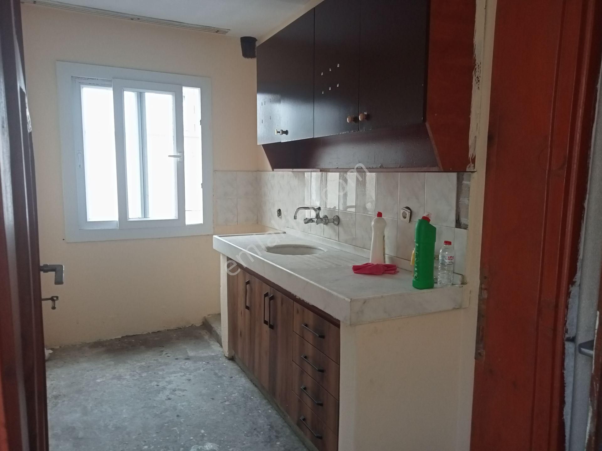 Müstakil 1+1 3 Katlı 3 Katı Teras Kullanımı Size Ayittir 8000 Tl..
