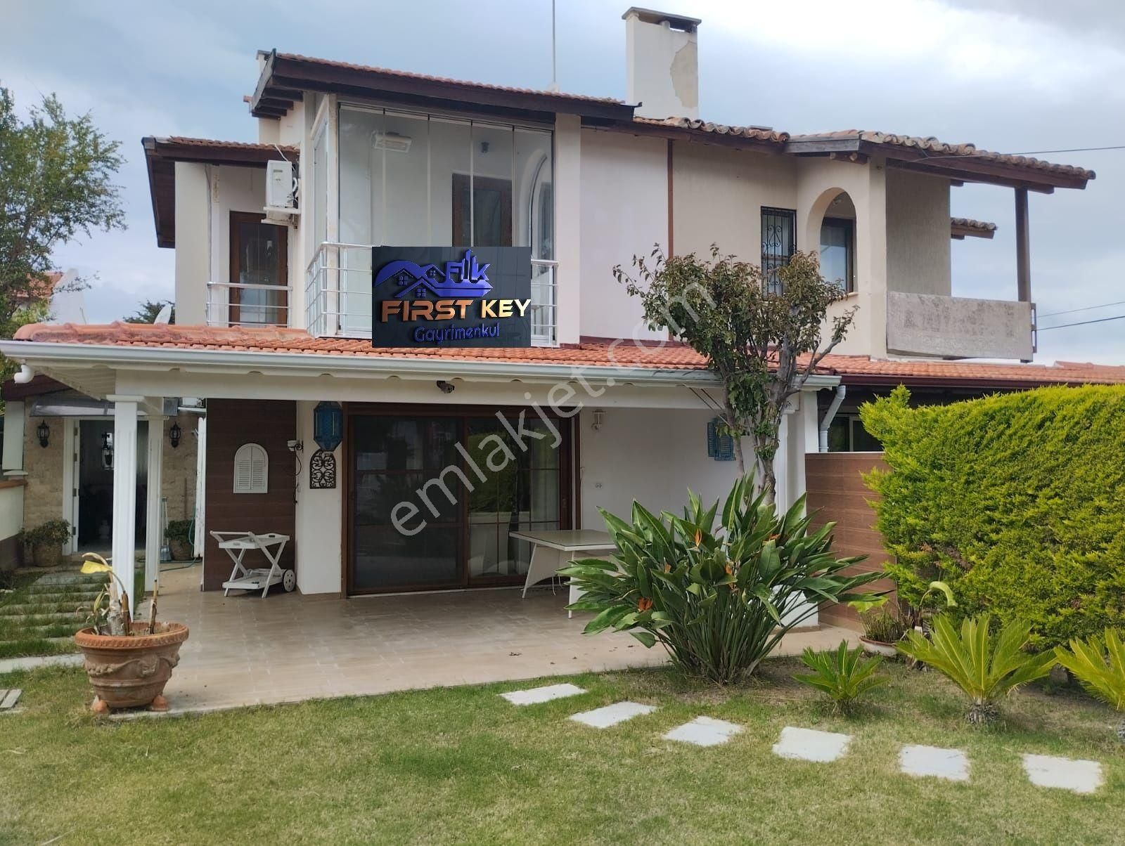 Alaçatı'da, Ilıca Kavşağı Çamlıkyol Üzerinde Ticari Ve Konut Kullanımına Uygun 3+2 Villa