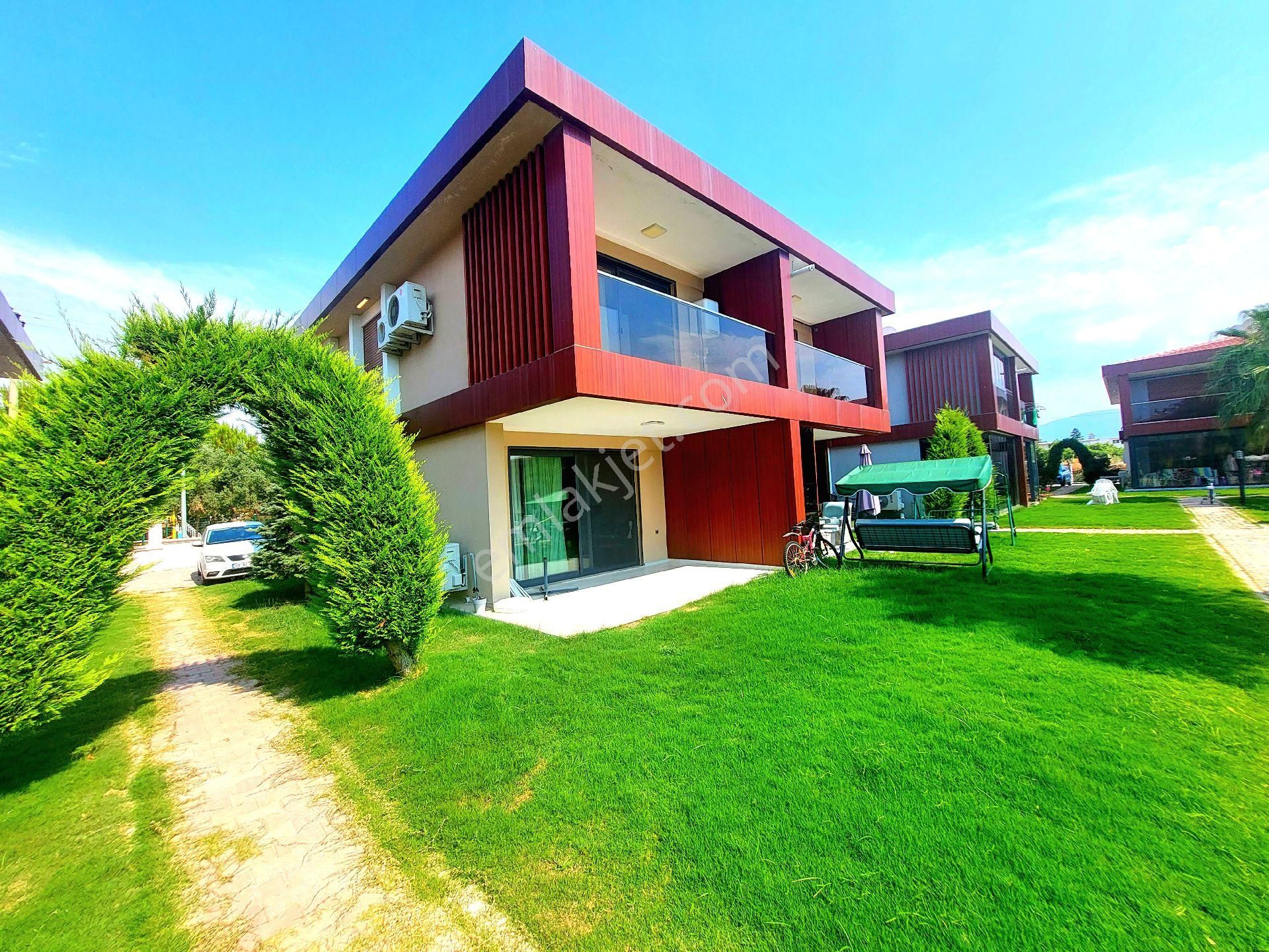 Kuşadasında Plaja Ve Avm'ye Yakın Havuzlu Sitede Otoparklı Bahçeli Villa