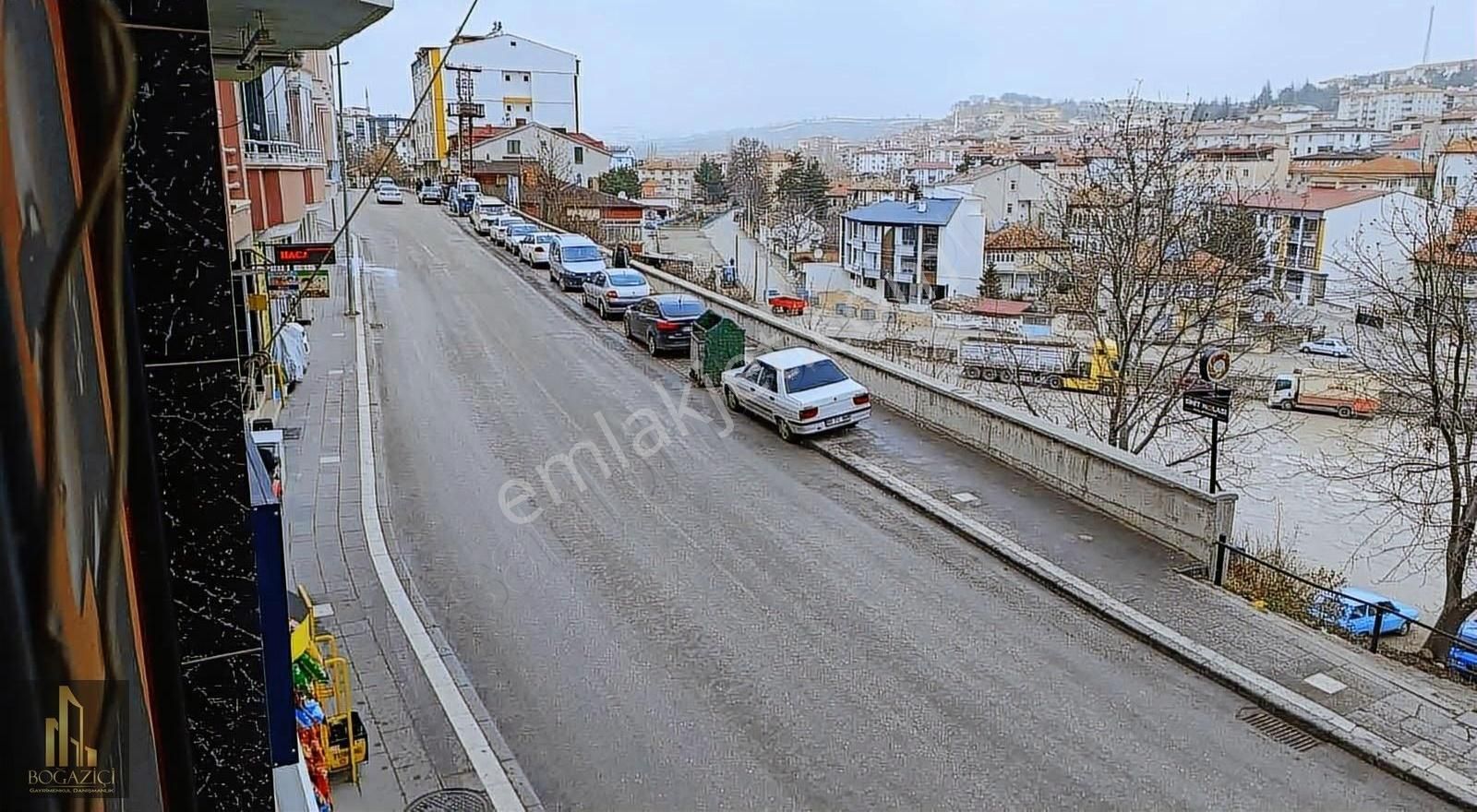 Boğaziçi Emlak'tan Merkezi Konumda Cadde Üzeri Geniş İşyeri