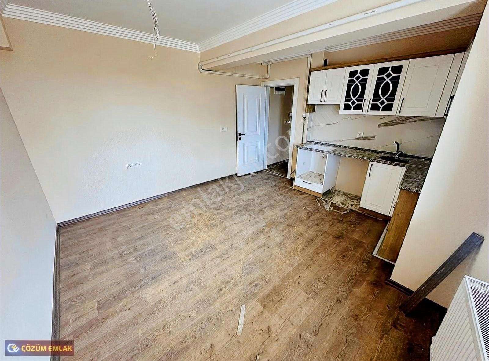 Çözüm Emlak'tan Muradiye'de Sıfır 1+1 Kiralık Daire