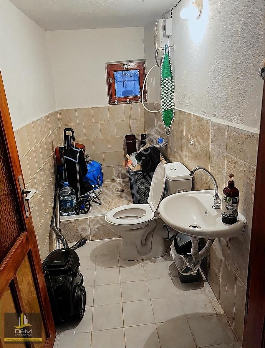 Karaburunda Satılık Müstakil 3 Katlı Ev Ve Arsası