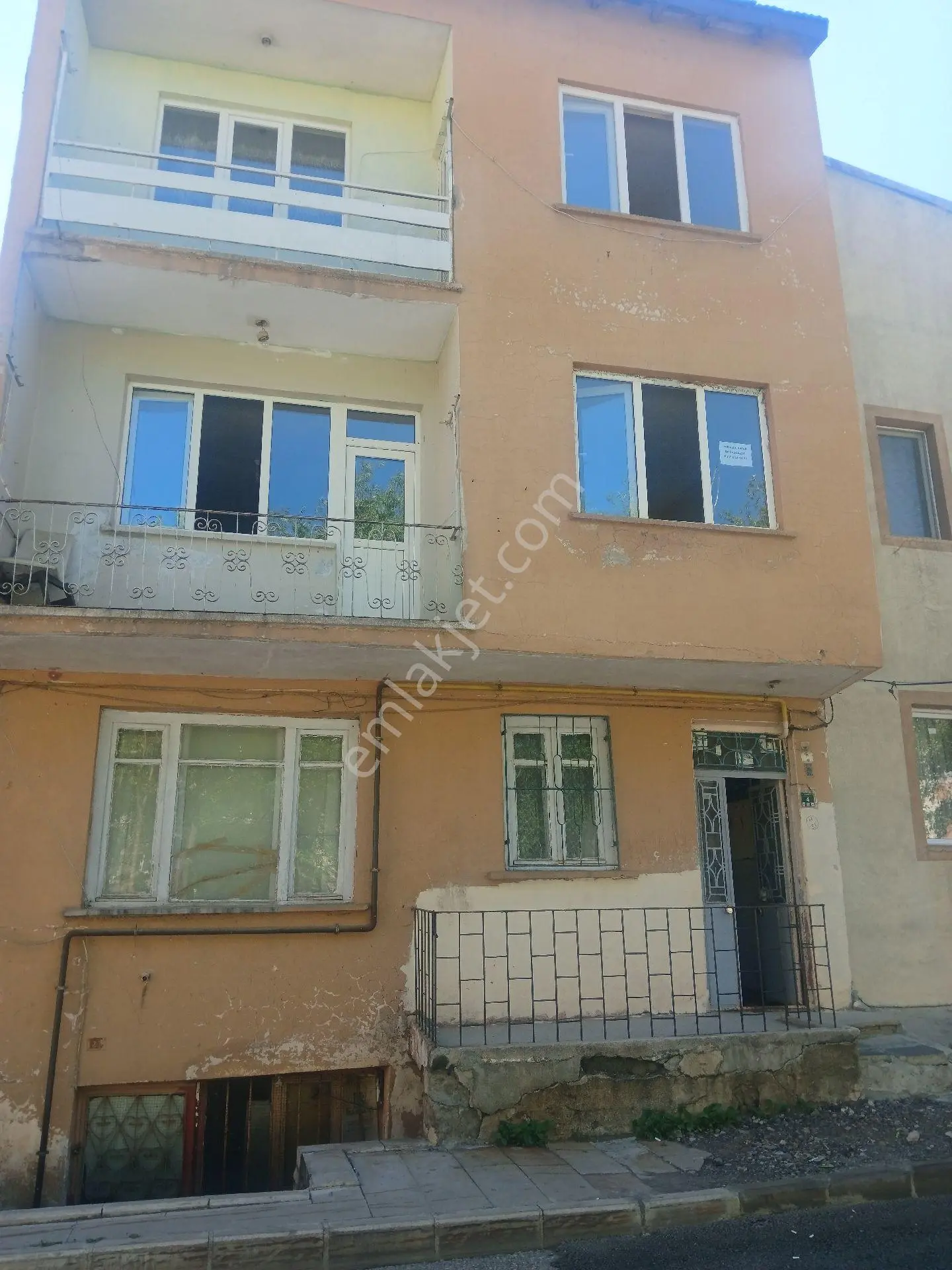 Erzurum Merkezde Satılık 3 Katlı Bahçeli Bina Kat Karşılığı/ - Görsel 2