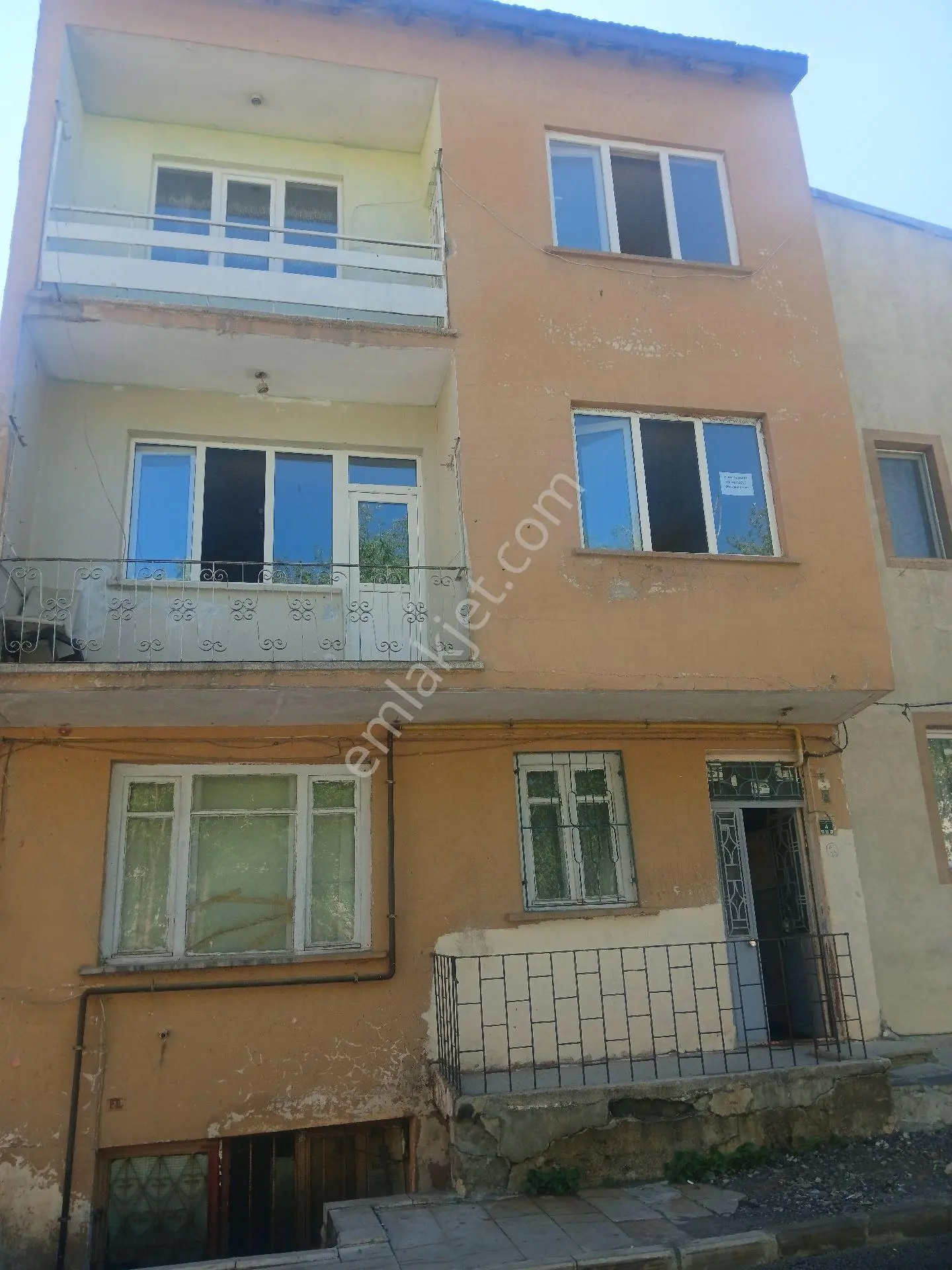 Erzurum Merkezde Satılık 3 Katlı Bahçeli Bina Kat Karşılığı/ - Görsel 3
