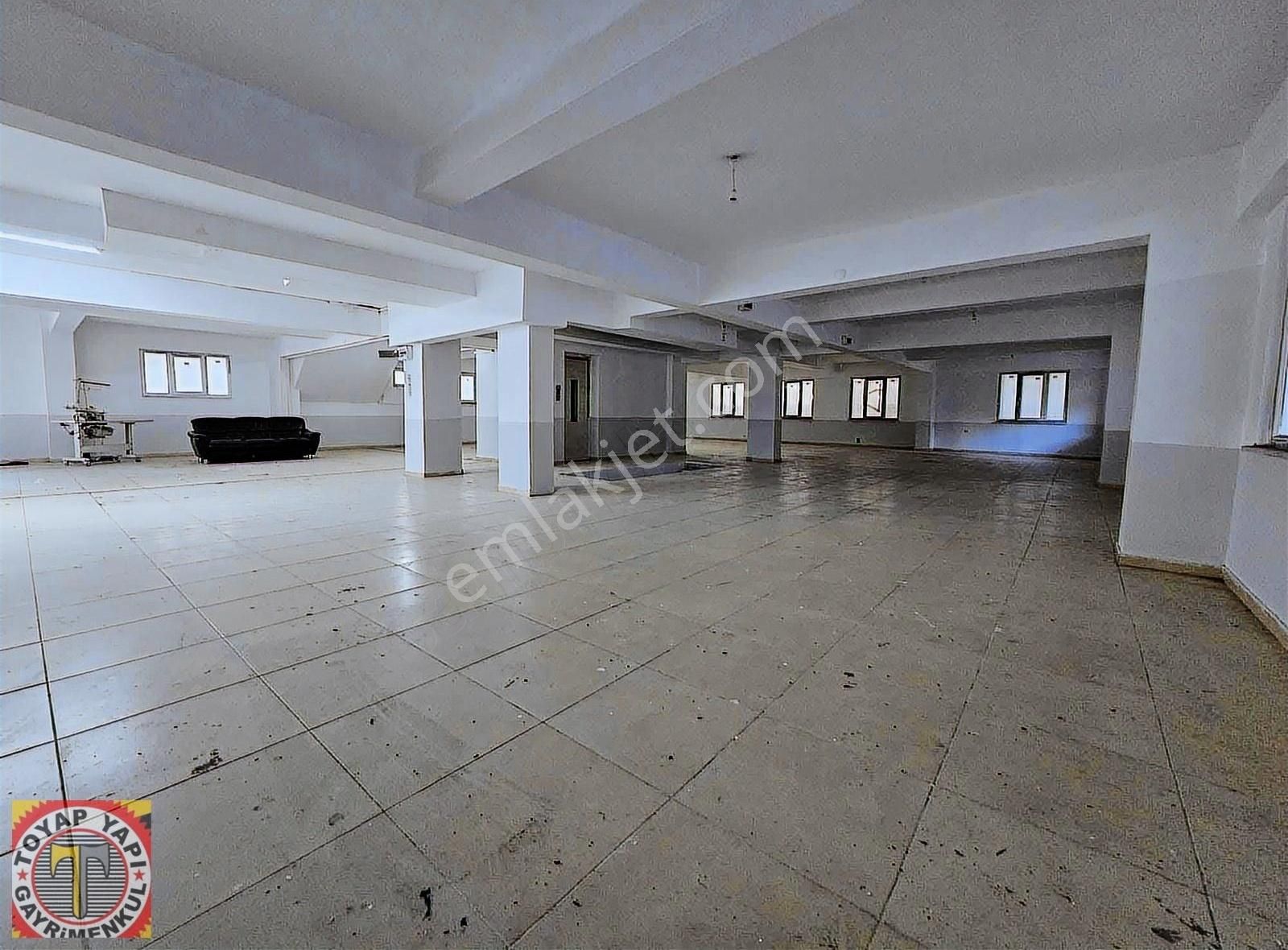 Toyap'tan Yunus Emre'de 700 M2 8 Yıllık Depolu Satılık Dükkan