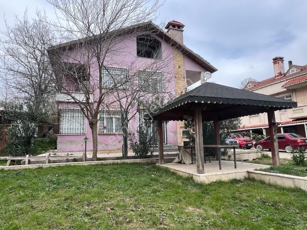 Kemerburgaz Göktürk Ağaçlı Köyünde Eşyalı Kiralık Villa