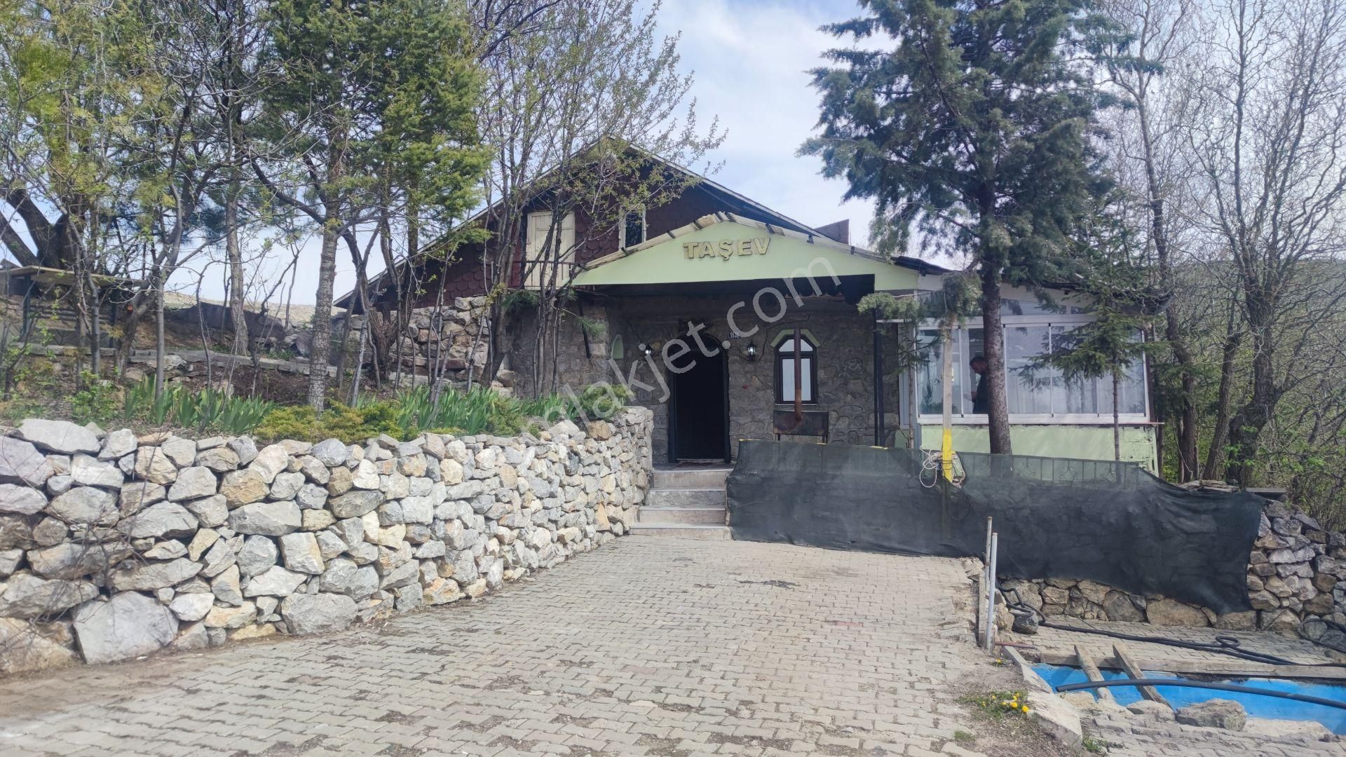 Çankaya Yakupabdalda İş Yerine Uygun Satılık Taş Bina Ve Tarla