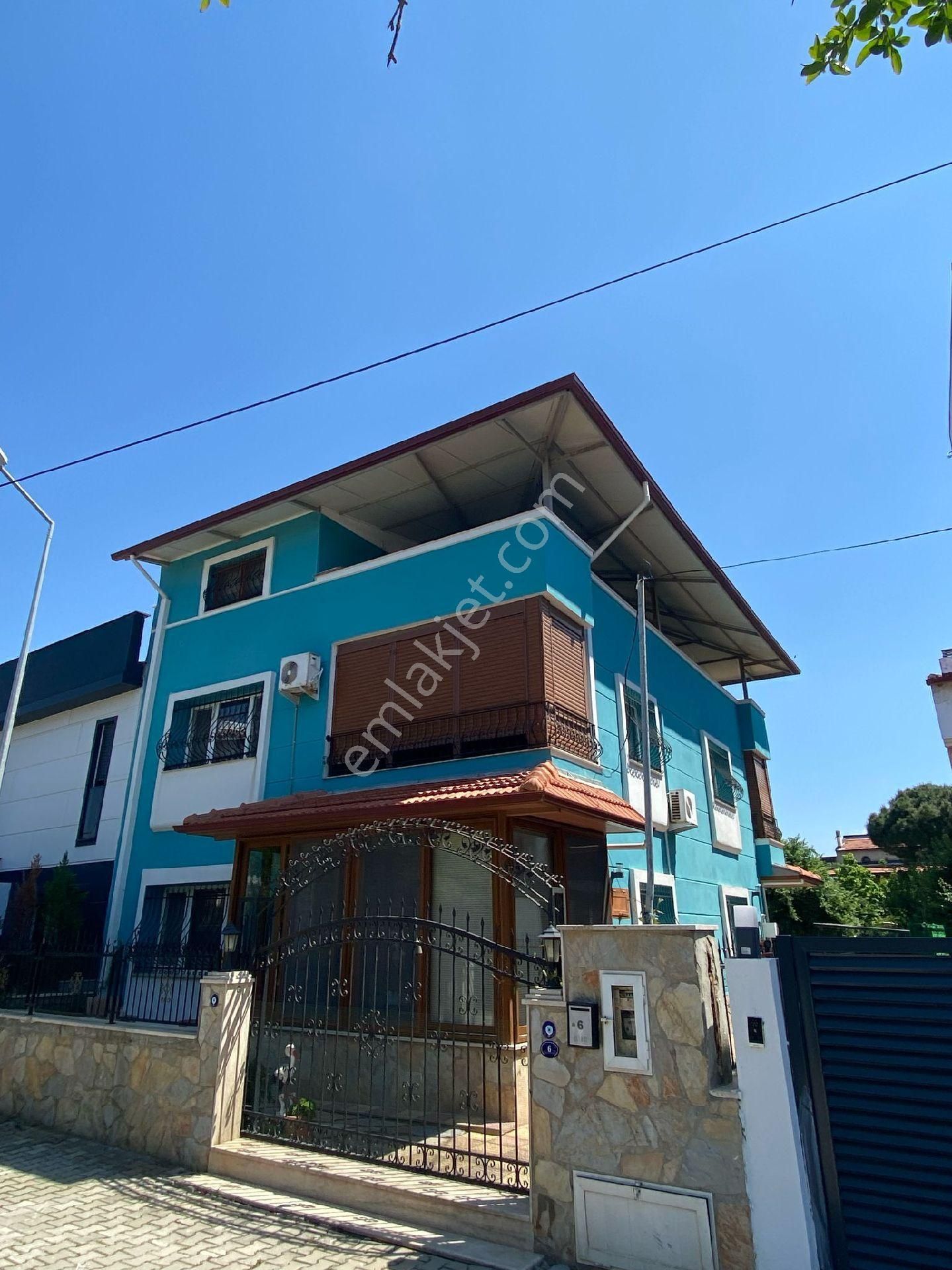 Güzelbahçe Sitelerde Denize 200m 4+1 226m2 Müstakl Satılık Villa