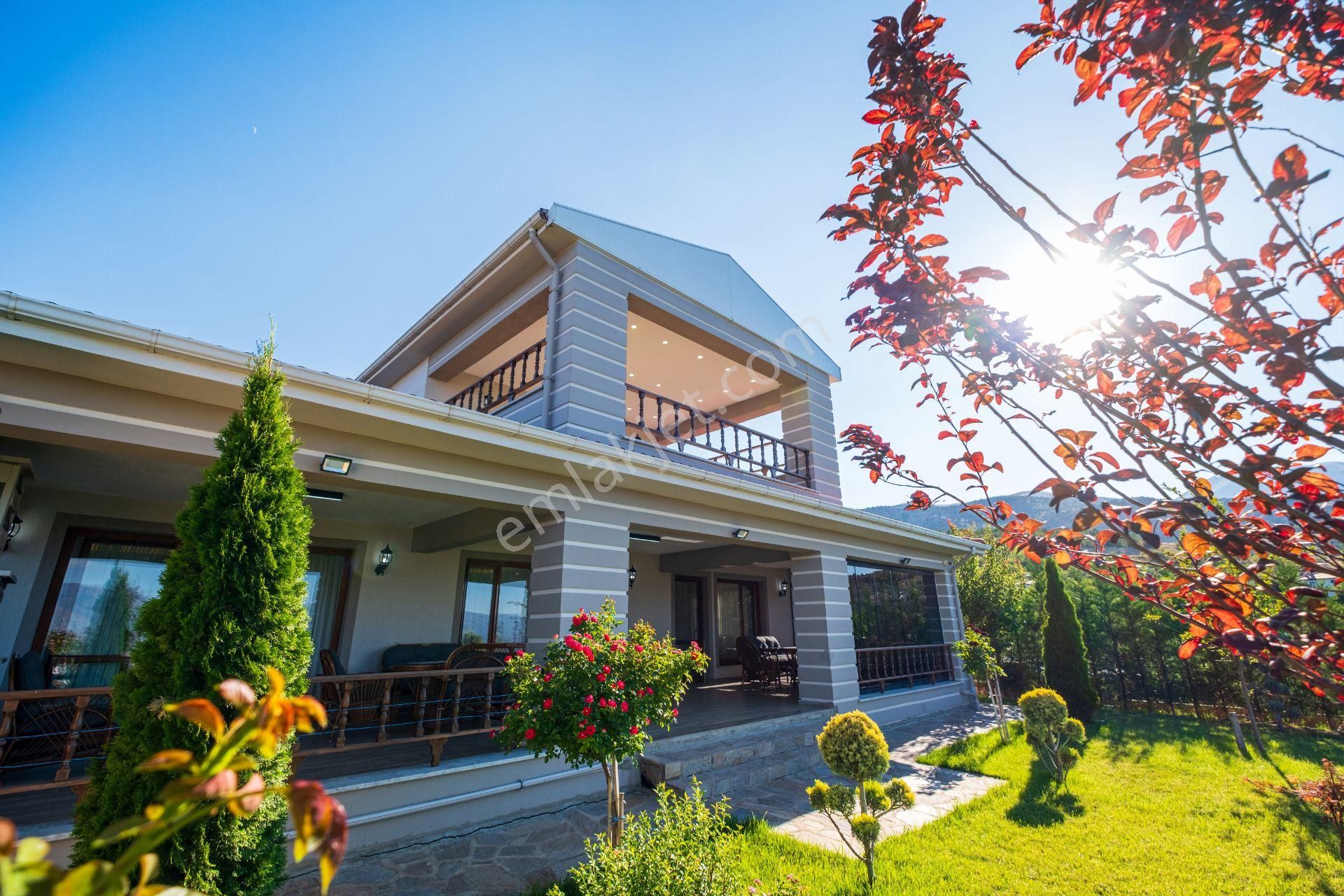 Erzincan Şehit Serhat Mh Kayak Merkezi Yakını Satılık 8+1 Villa
