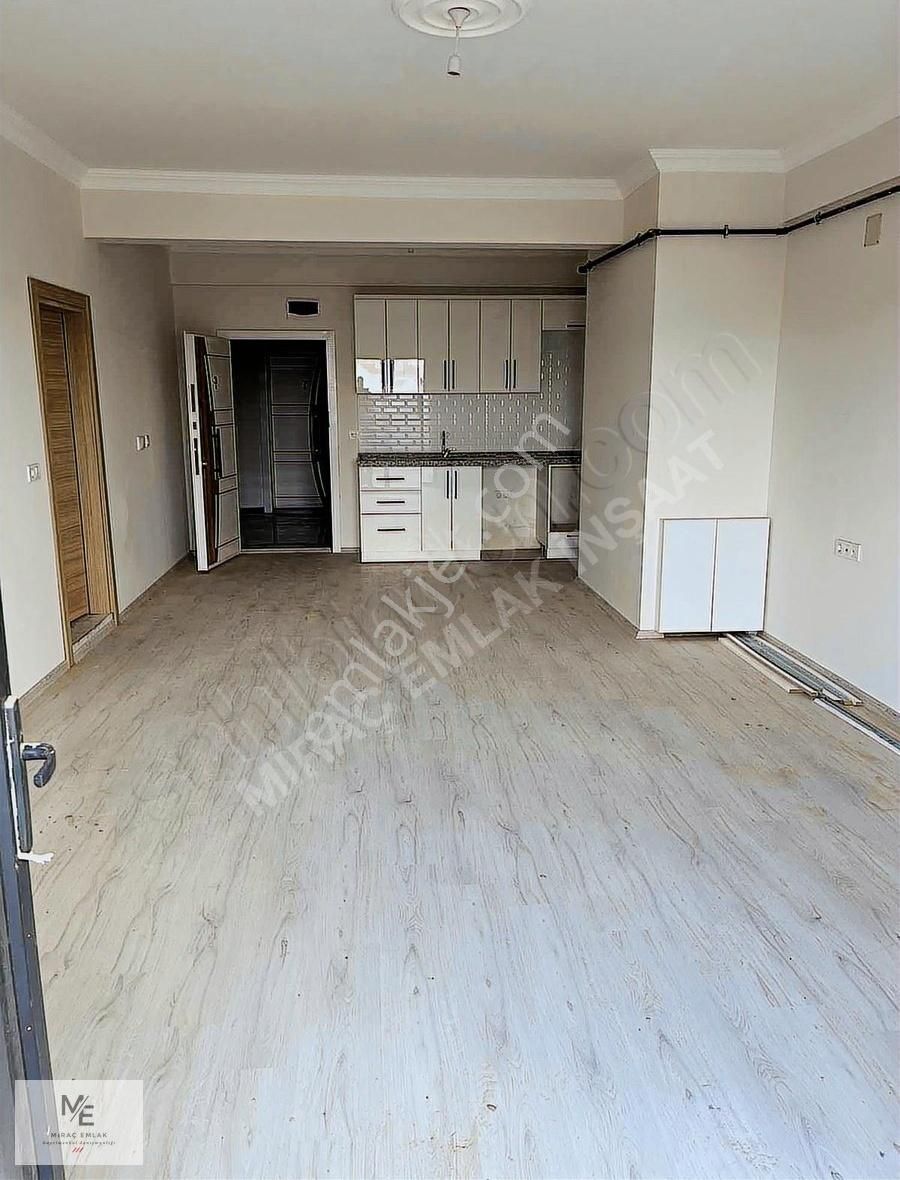 Miraç Emlaktan Akhisarda Harika Konumda Geniş 1+1 Sıfır Daire
