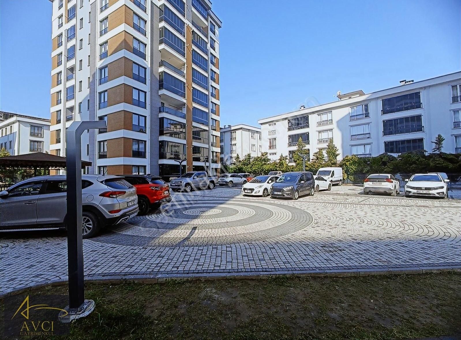 Avcı'dan Satılık Cumhuriyet Mahallesinde Havuzlu 3+1 Daire