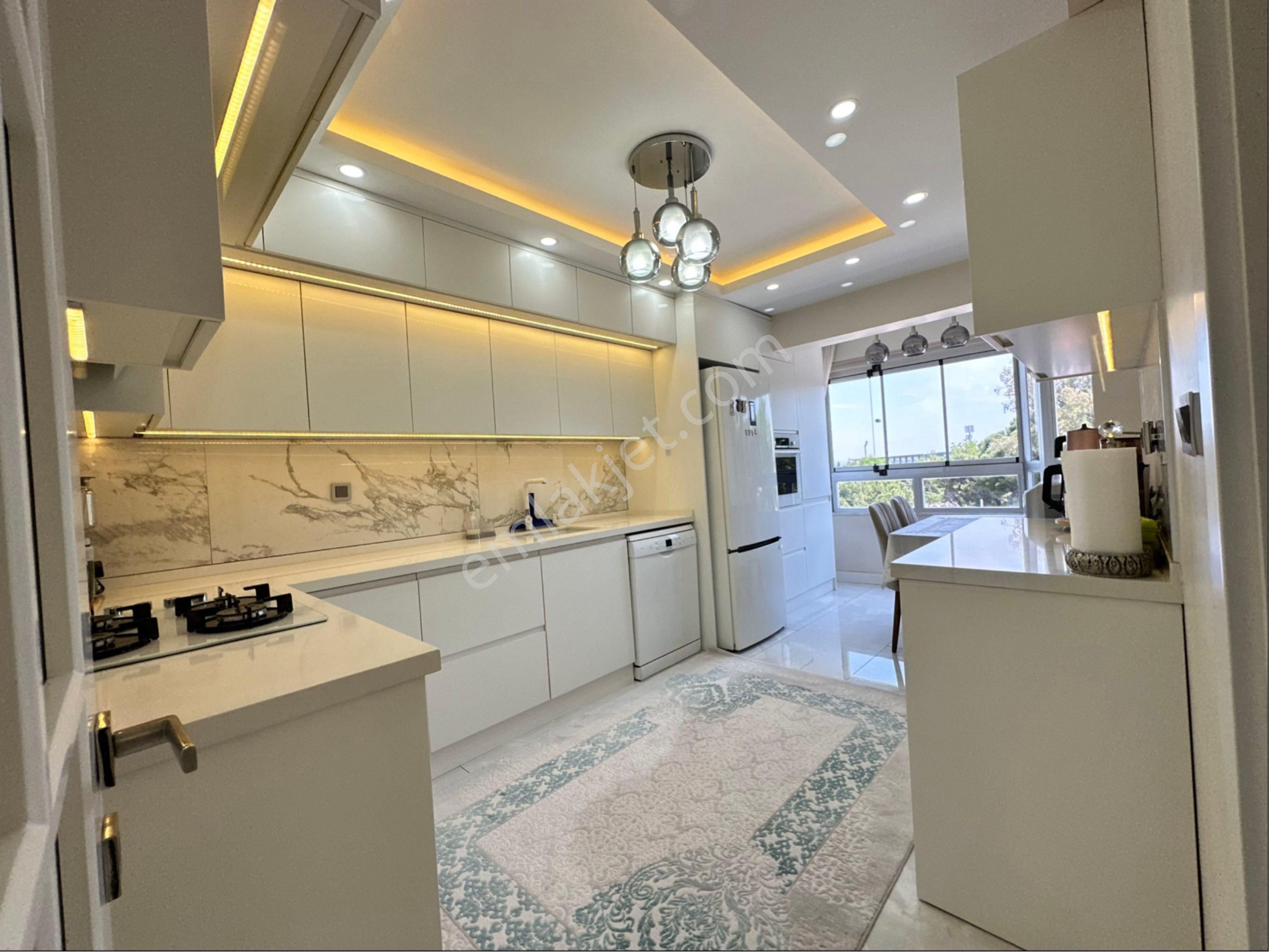 Manisa Merkezde 3+1 3 Cephesi Açık Fullüx Asansörlü Satılık Arakat Daire
