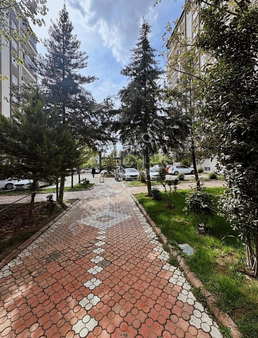 Ekinci Gayrimenkul'den Zümrüt Plazada Kiralık Daire